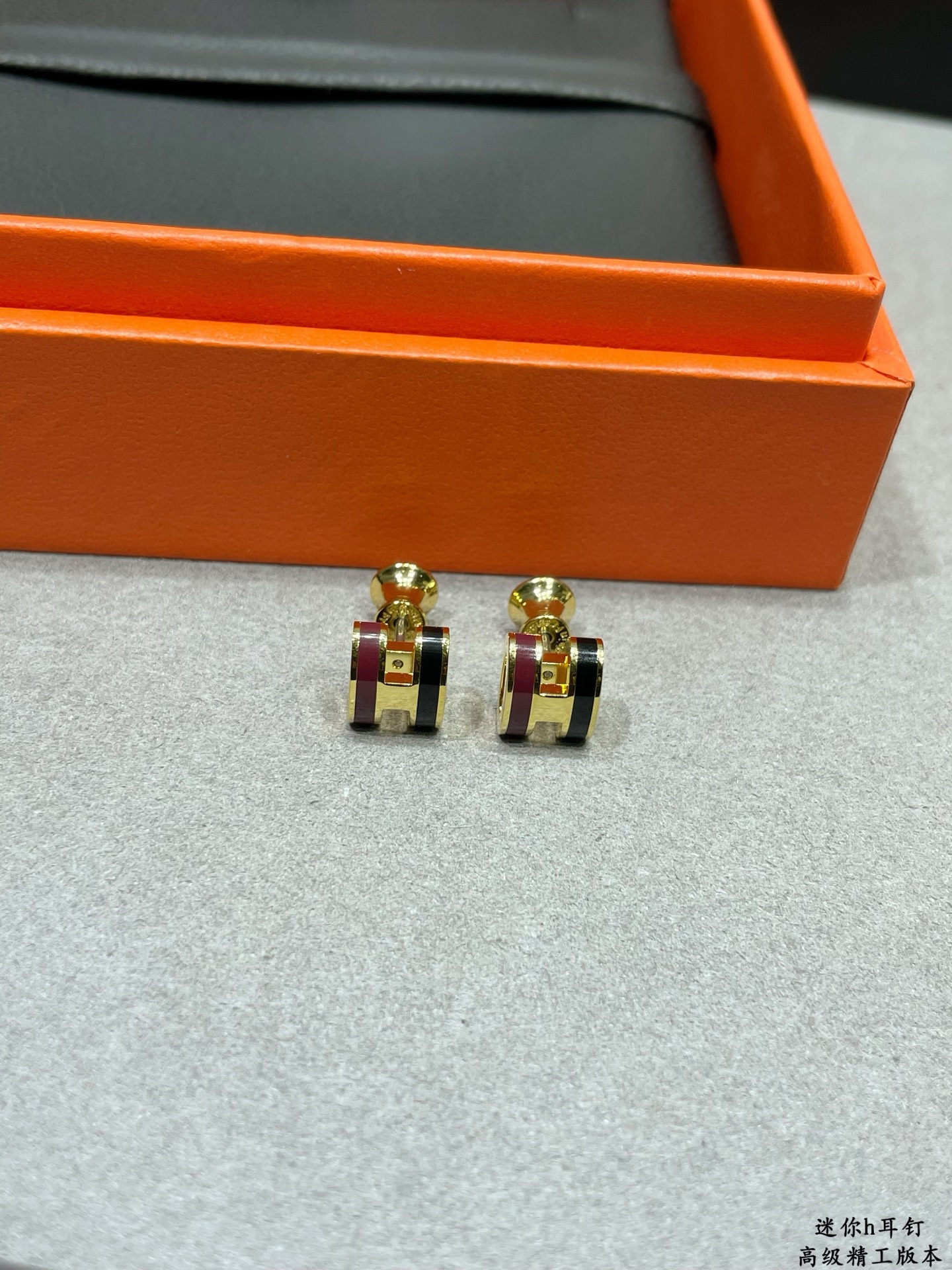 Orecchini Hermes Mini Pop H Metallo color oro con smalto bordeaux e nero Taglia unica