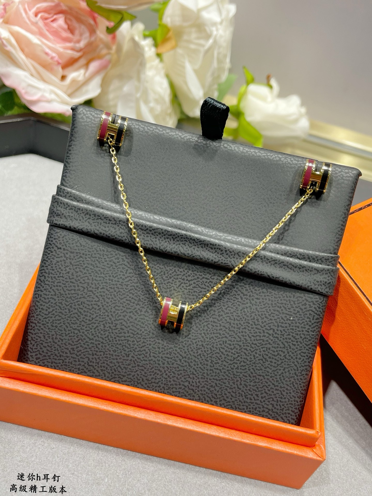 Orecchini Hermes Mini Pop H Metallo color oro con smalto bordeaux e nero Taglia unica
