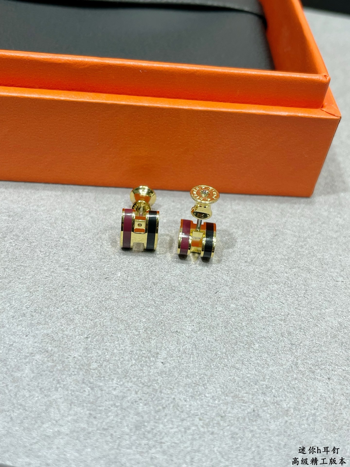 Orecchini Hermes Mini Pop H Metallo color oro con smalto bordeaux e nero Taglia unica
