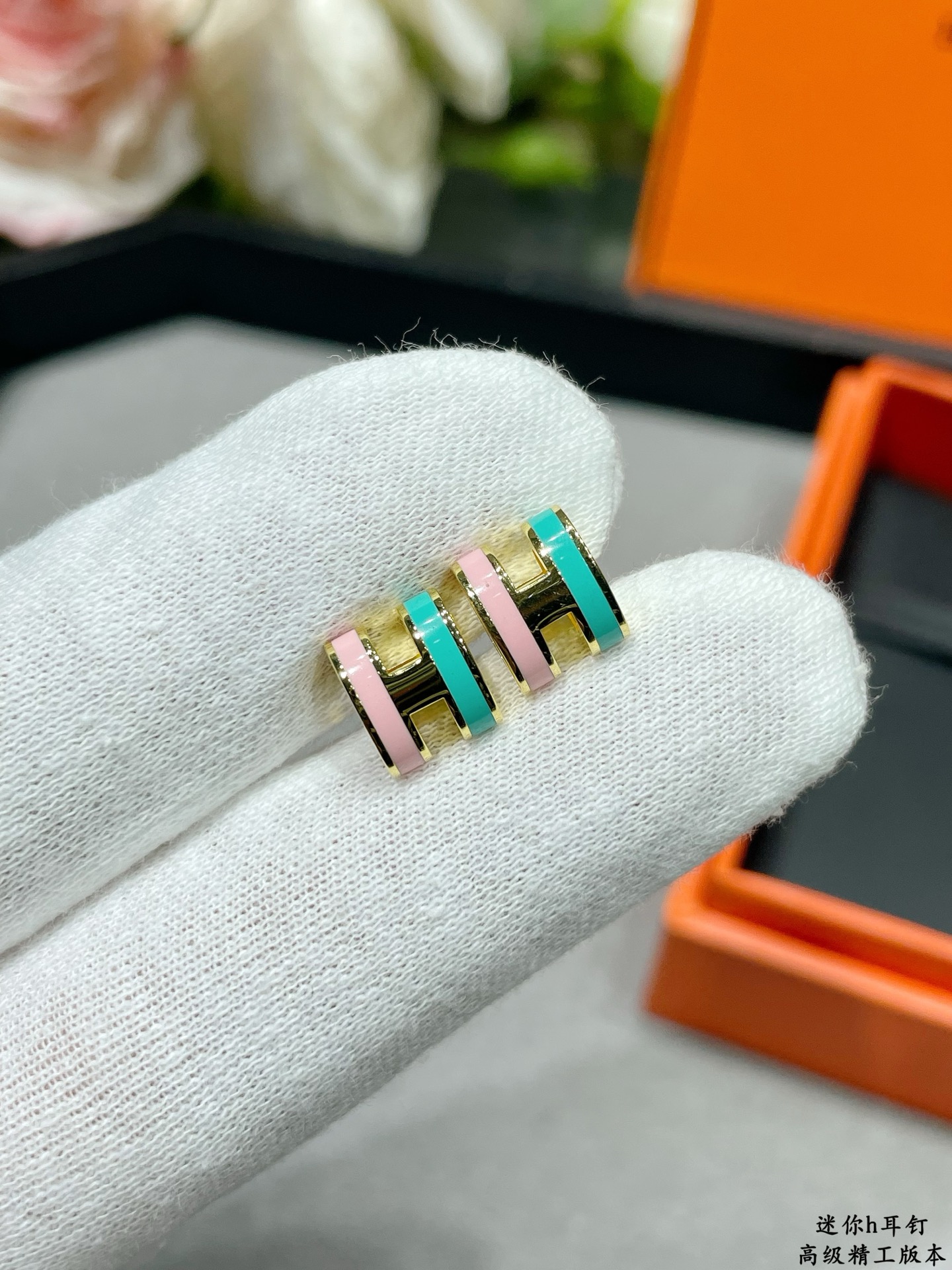 Orecchini Hermes Mini Pop H in metallo dorato con mini stud in smalto rosa pastello e turchese