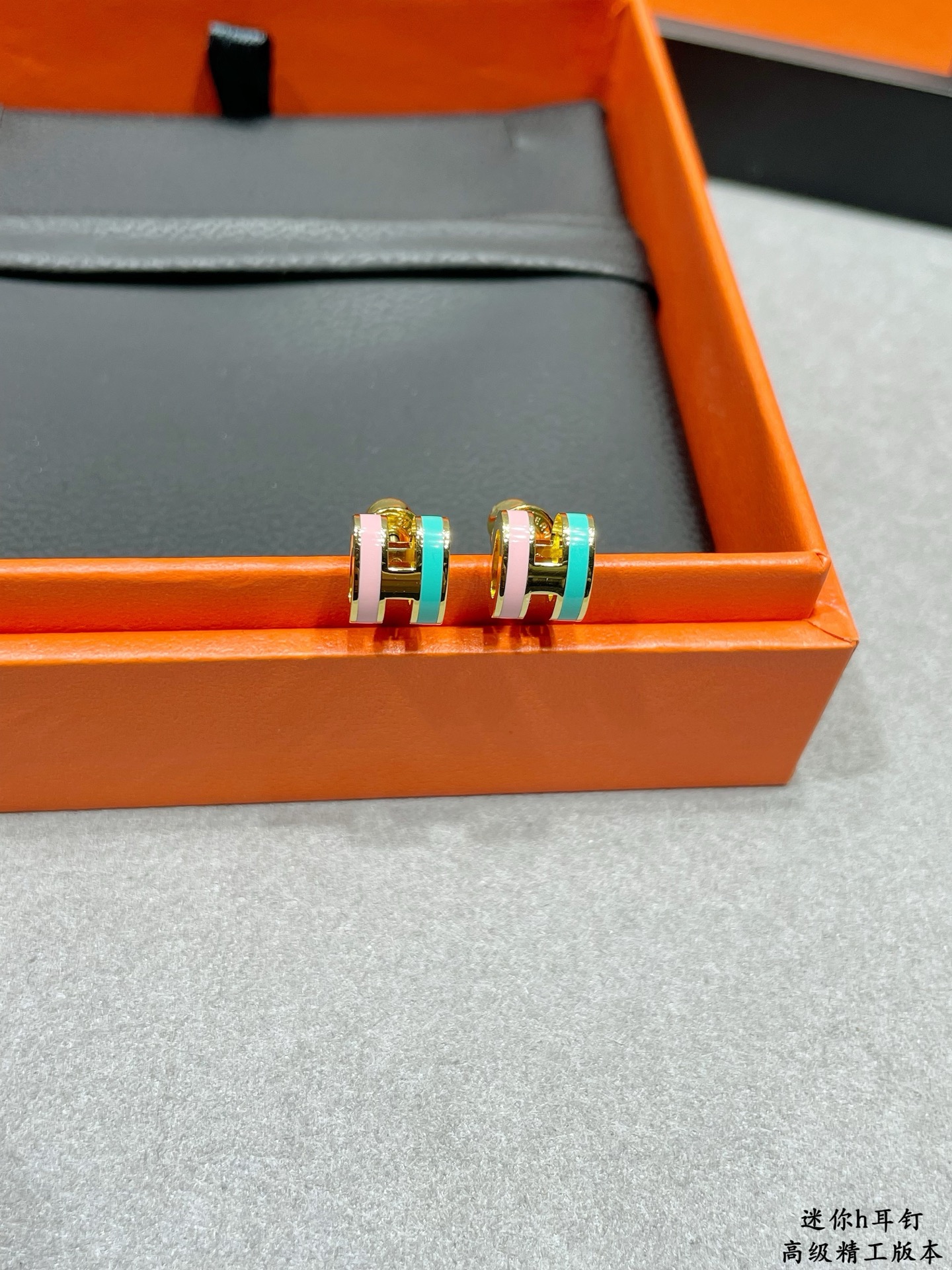 Orecchini Hermes Mini Pop H in metallo dorato con mini stud in smalto rosa pastello e turchese