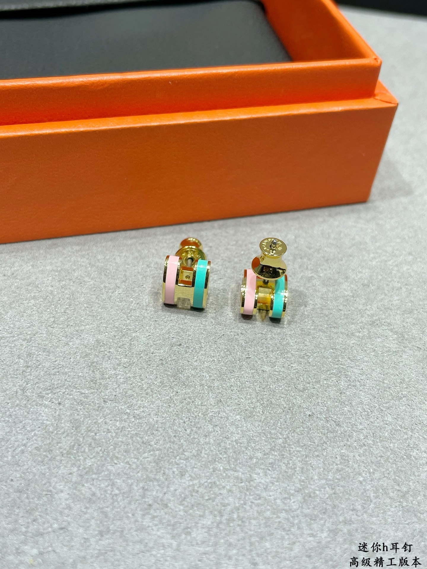 Orecchini Hermes Mini Pop H in metallo dorato con mini stud in smalto rosa pastello e turchese