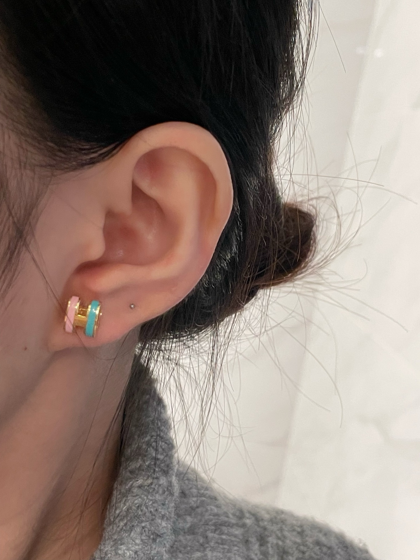 Orecchini Hermes Mini Pop H in metallo dorato con mini stud in smalto rosa pastello e turchese
