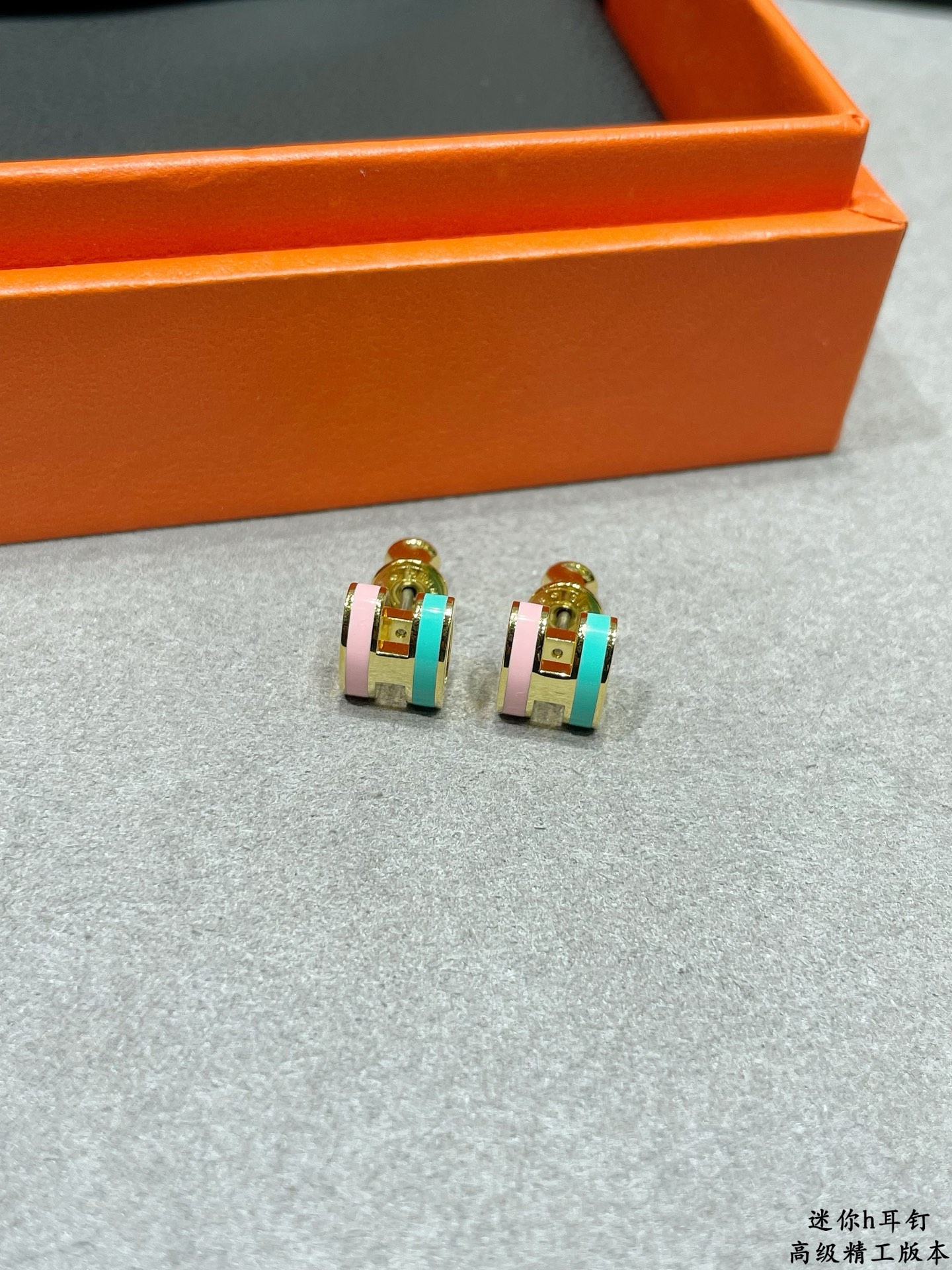 Orecchini Hermes Mini Pop H in metallo dorato con mini stud in smalto rosa pastello e turchese