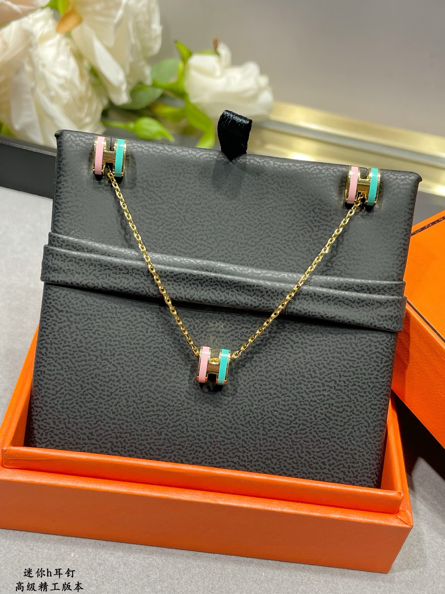 Orecchini Hermes Mini Pop H in metallo dorato con mini stud in smalto rosa pastello e turchese