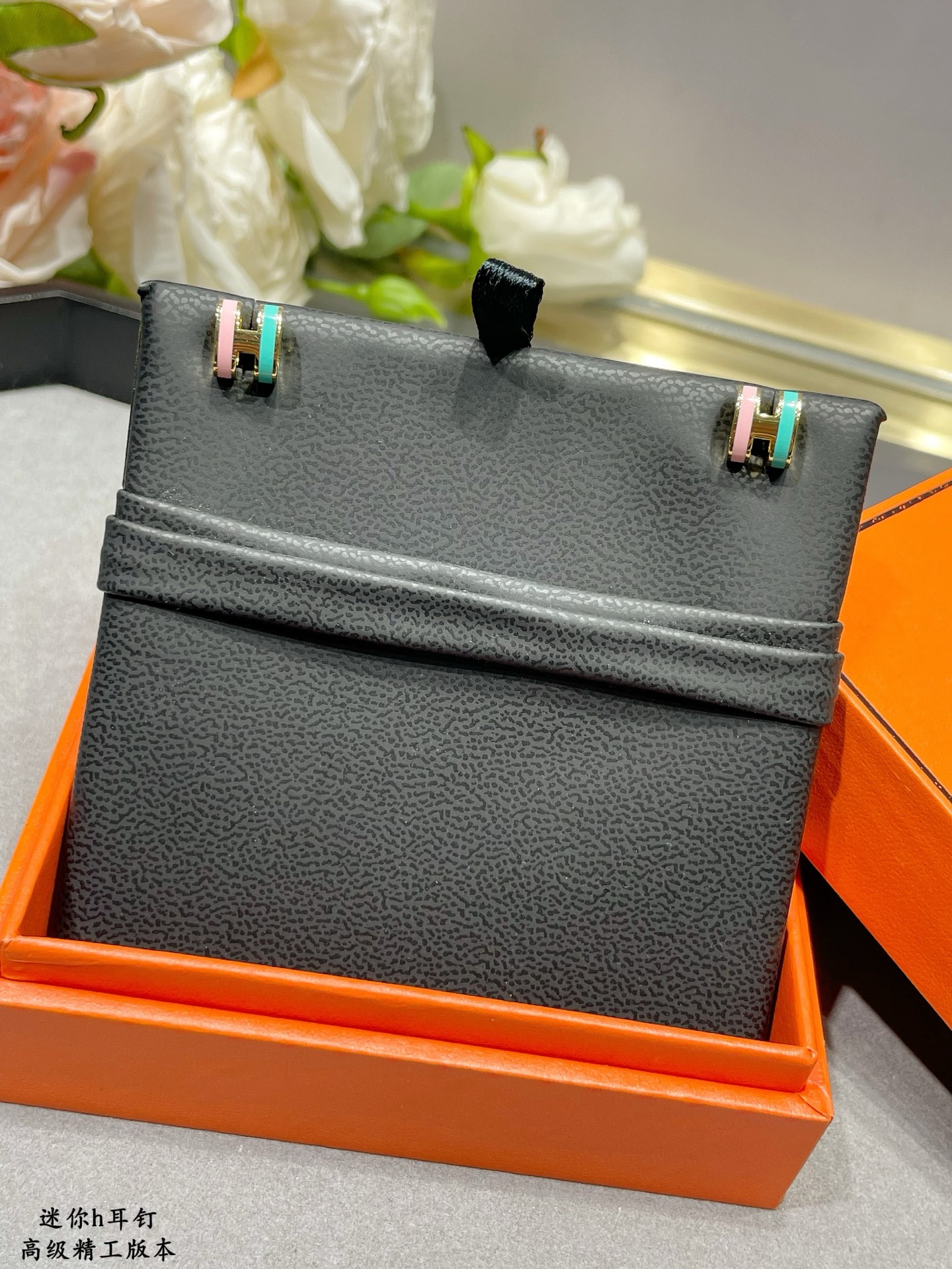 Orecchini Hermes Mini Pop H in metallo dorato con mini stud in smalto rosa pastello e turchese