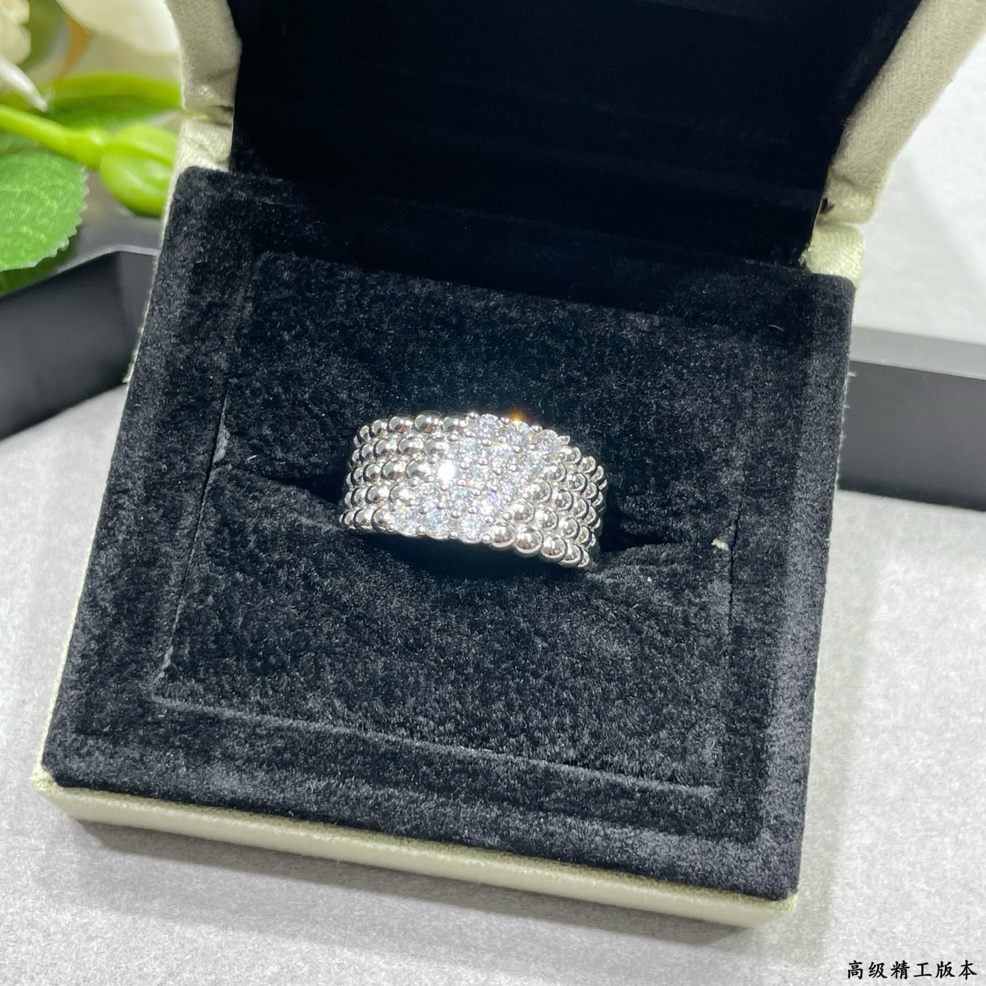 Anello Van Cleef Arpels Perlee Oro giallo con pavé di diamanti trasparenti Oro rosa con pavé di diamanti trasparenti Oro bianco con pavé di diamanti trasparenti US 7