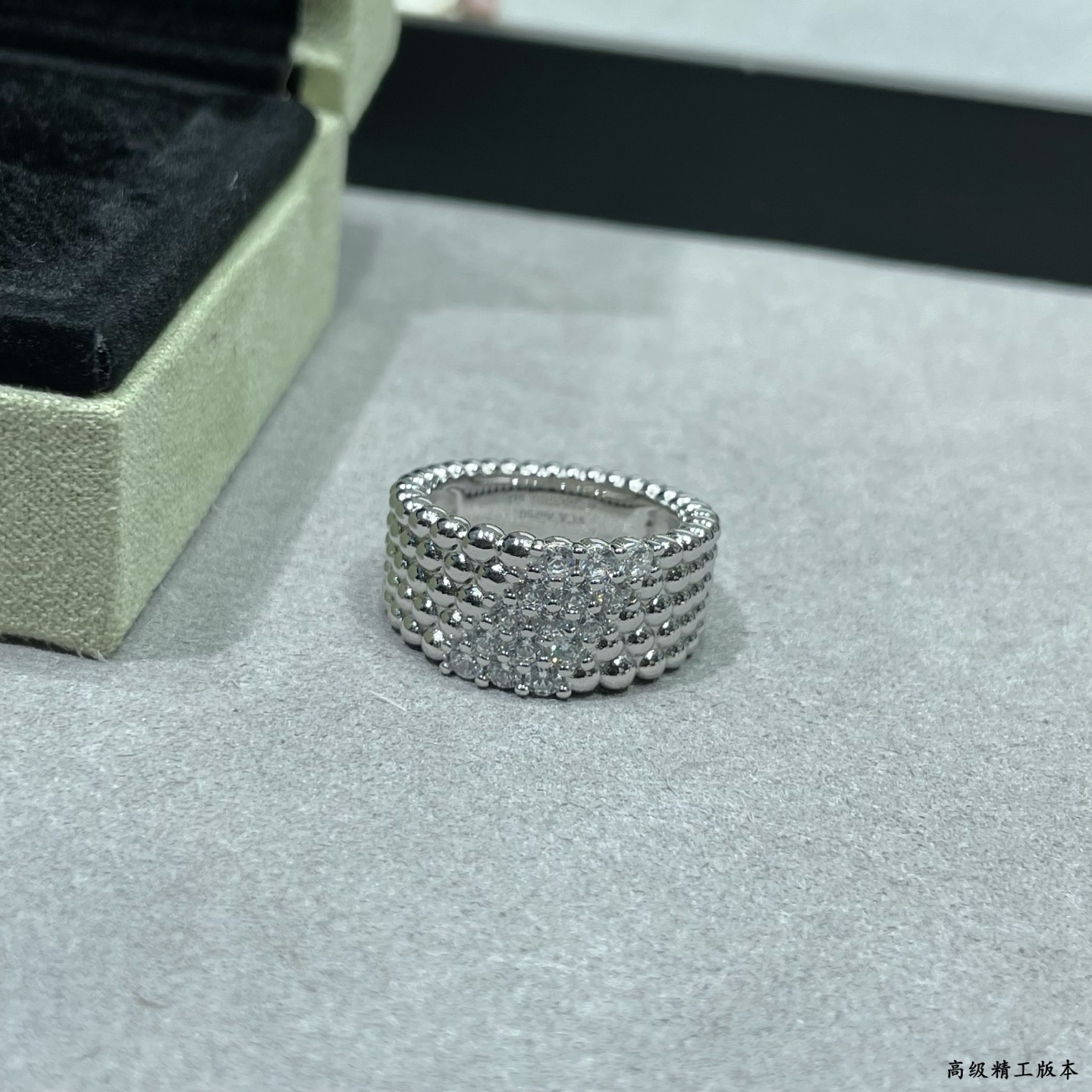 Anello Van Cleef Arpels Perlee Oro giallo con pavé di diamanti trasparenti Oro rosa con pavé di diamanti trasparenti Oro bianco con pavé di diamanti trasparenti US 7