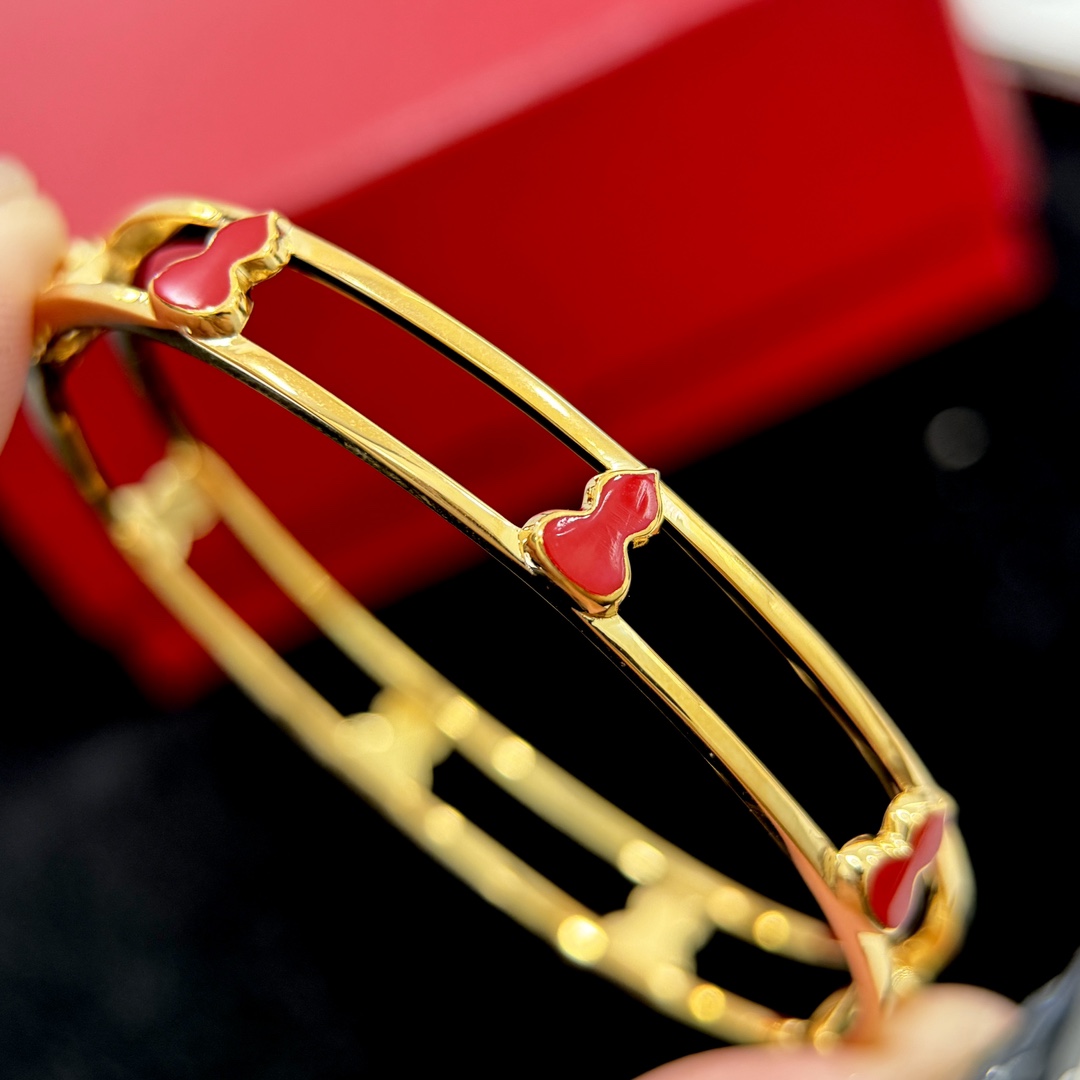 Qeelin Wulu bracelet gold-toned metal with red enamel accents 17cm inner circumference