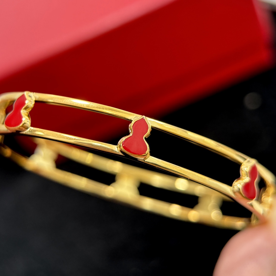 Qeelin Wulu bracelet gold-toned metal with red enamel accents 17cm inner circumference