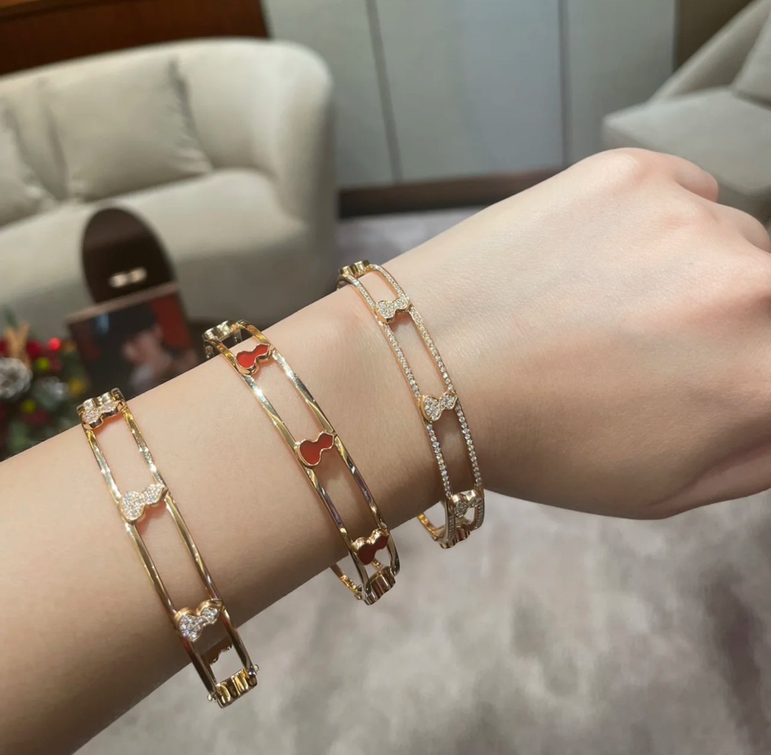 Qeelin Wulu bracelet gold-toned metal with red enamel accents 17cm inner circumference