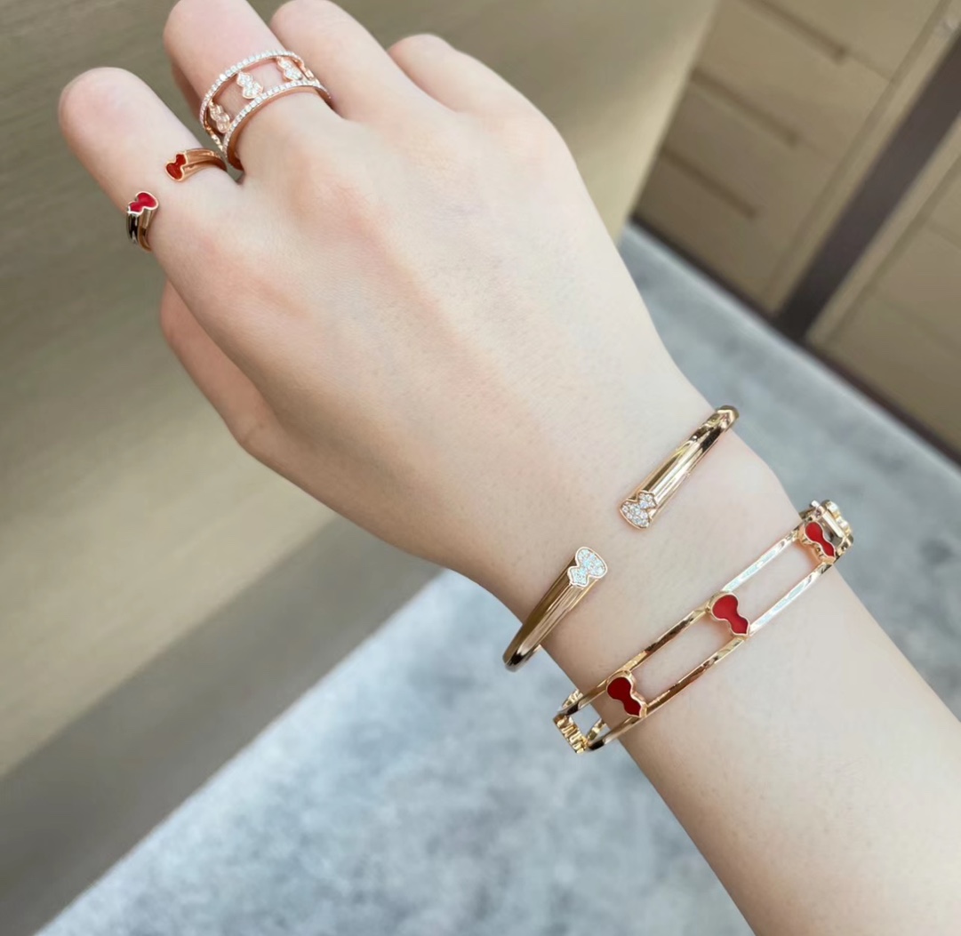 Qeelin Wulu bracelet gold-toned metal with red enamel accents 17cm inner circumference