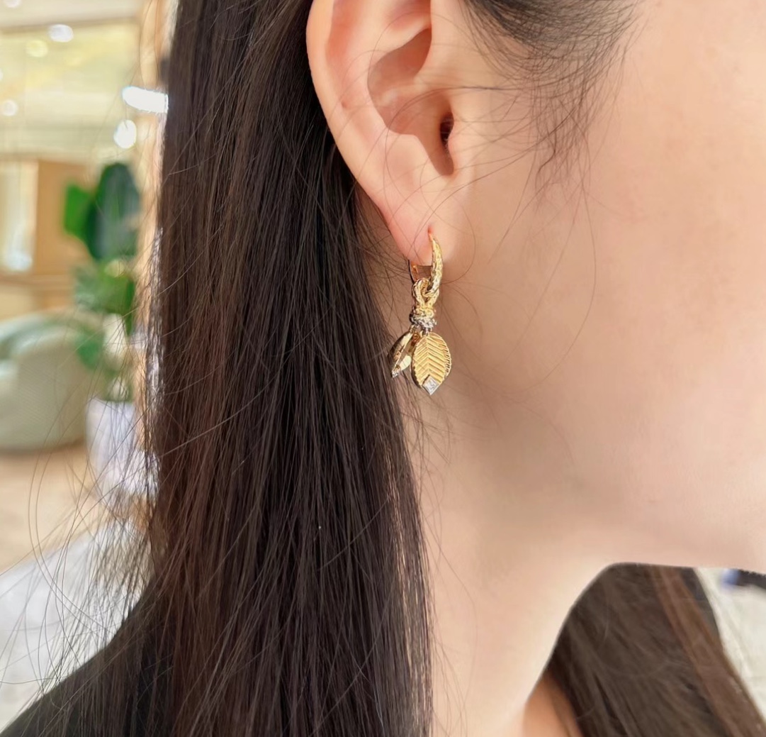 Cartier Grain de Cafe earrings Available in 18k yellow gold with white gold accents and clear diamonds 18k white gold with clear diamonds and 18k rose gold with clear diamonds One Size