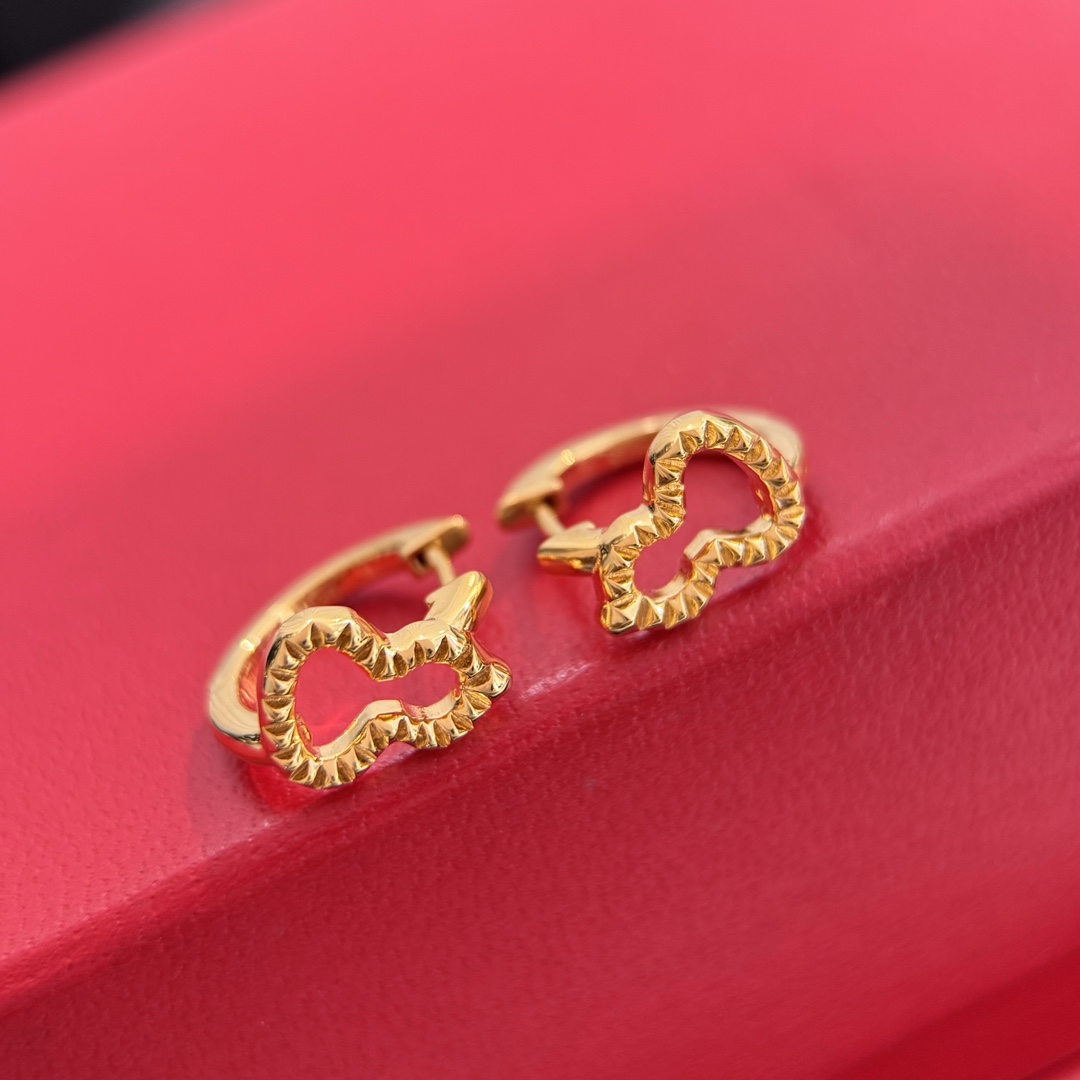 Qeelin Wulu earrings gold tone metal with faceted detailing no gemstones 10mm hoop diameter