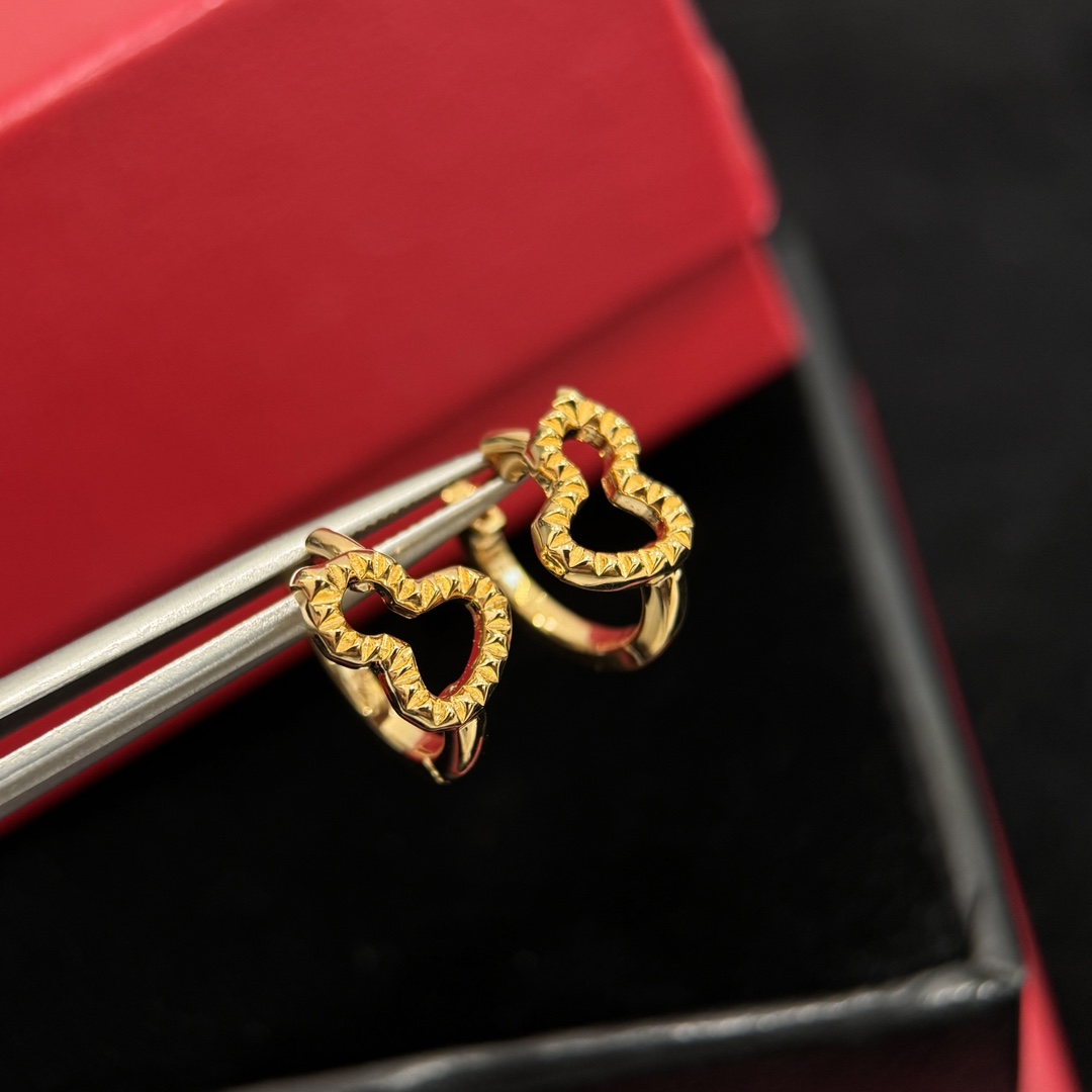 Qeelin Wulu earrings gold tone metal with faceted detailing no gemstones 10mm hoop diameter