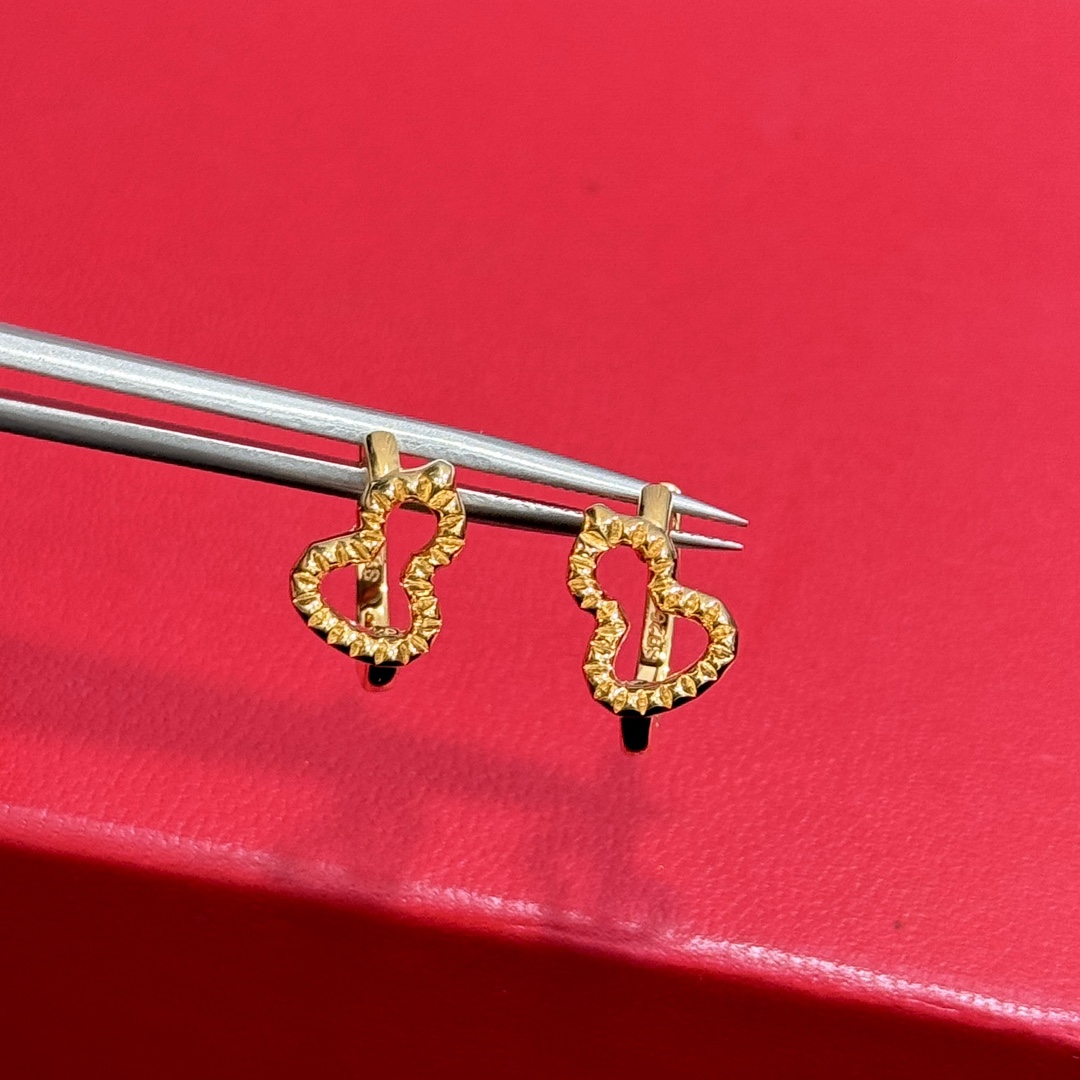 Qeelin Wulu earrings gold tone metal with faceted detailing no gemstones 10mm hoop diameter