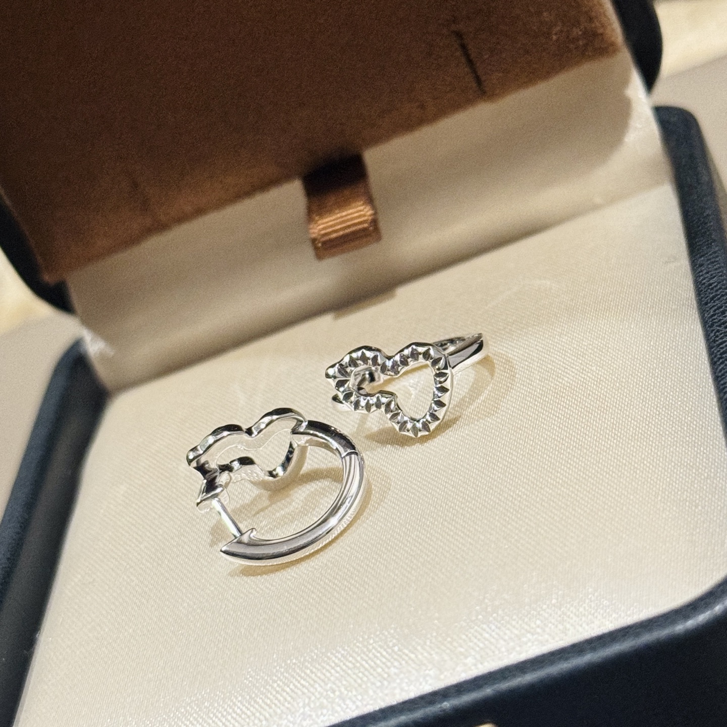 Qeelin Wulu earrings silver sterling silver metal no gemstones 10mm hoop diameter