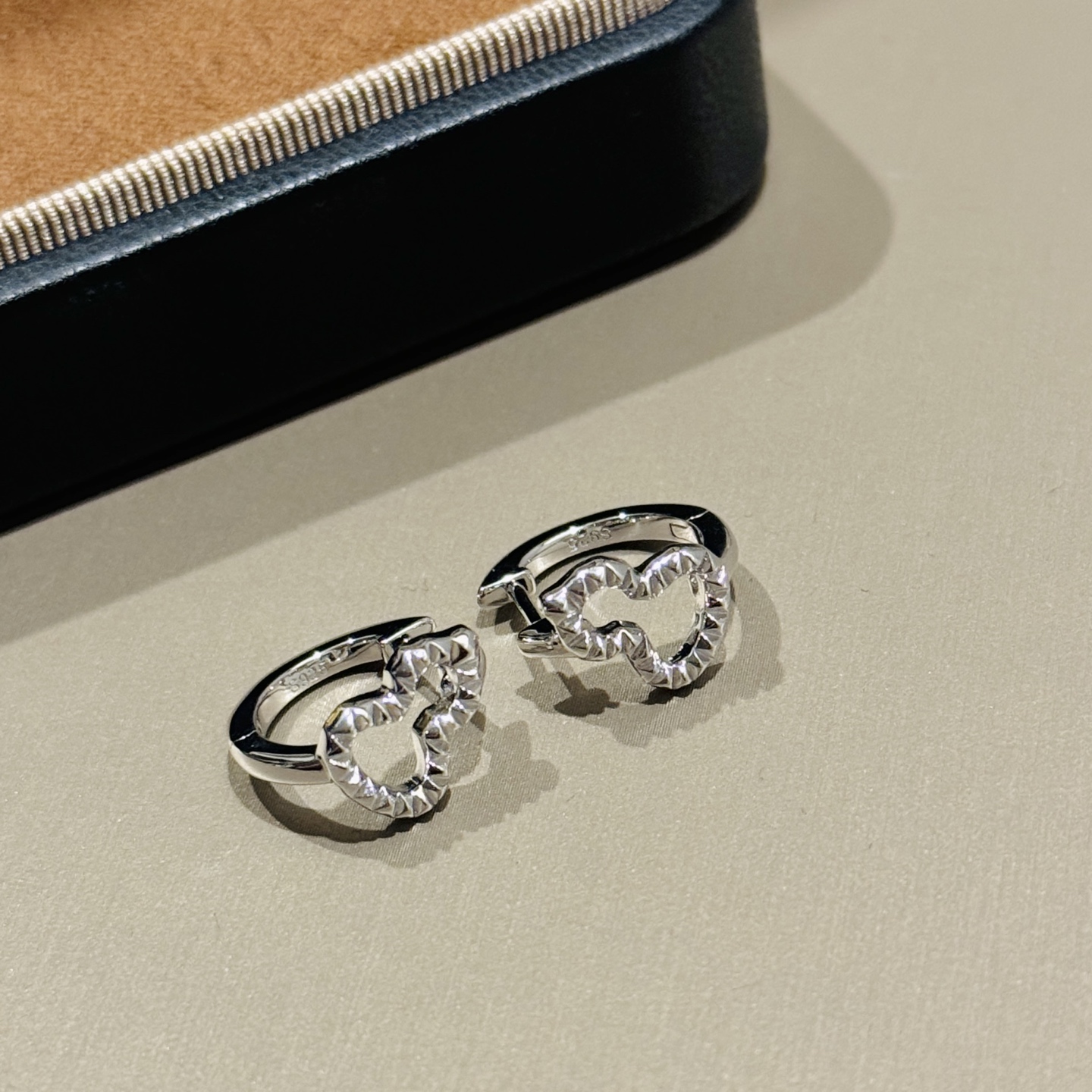 Qeelin Wulu earrings silver sterling silver metal no gemstones 10mm hoop diameter