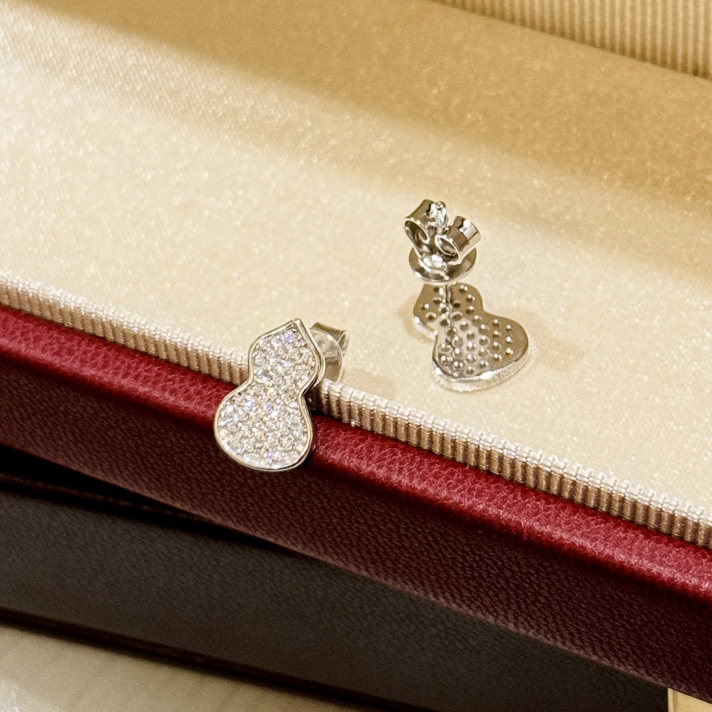 Qeelin Wulu earrings silver-toned 925 sterling silver with pave clear diamond simulants 8mm stud length