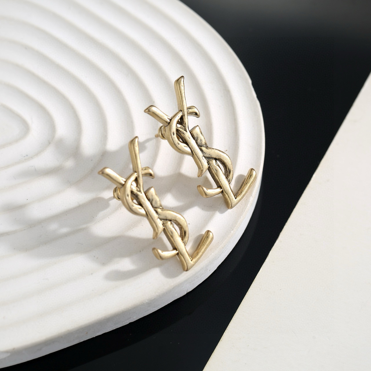 Saint Laurent Cassandre Monogram earrings antique gold metal 2cm length