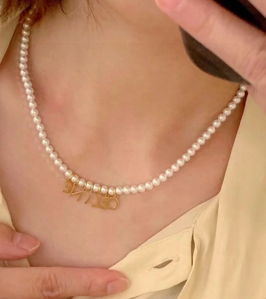 Collier ras de cou Celine Logo Letter Pearl Métal doré perle d'imitation blanche 40 cm avec chaîne d'extension de 5 cm