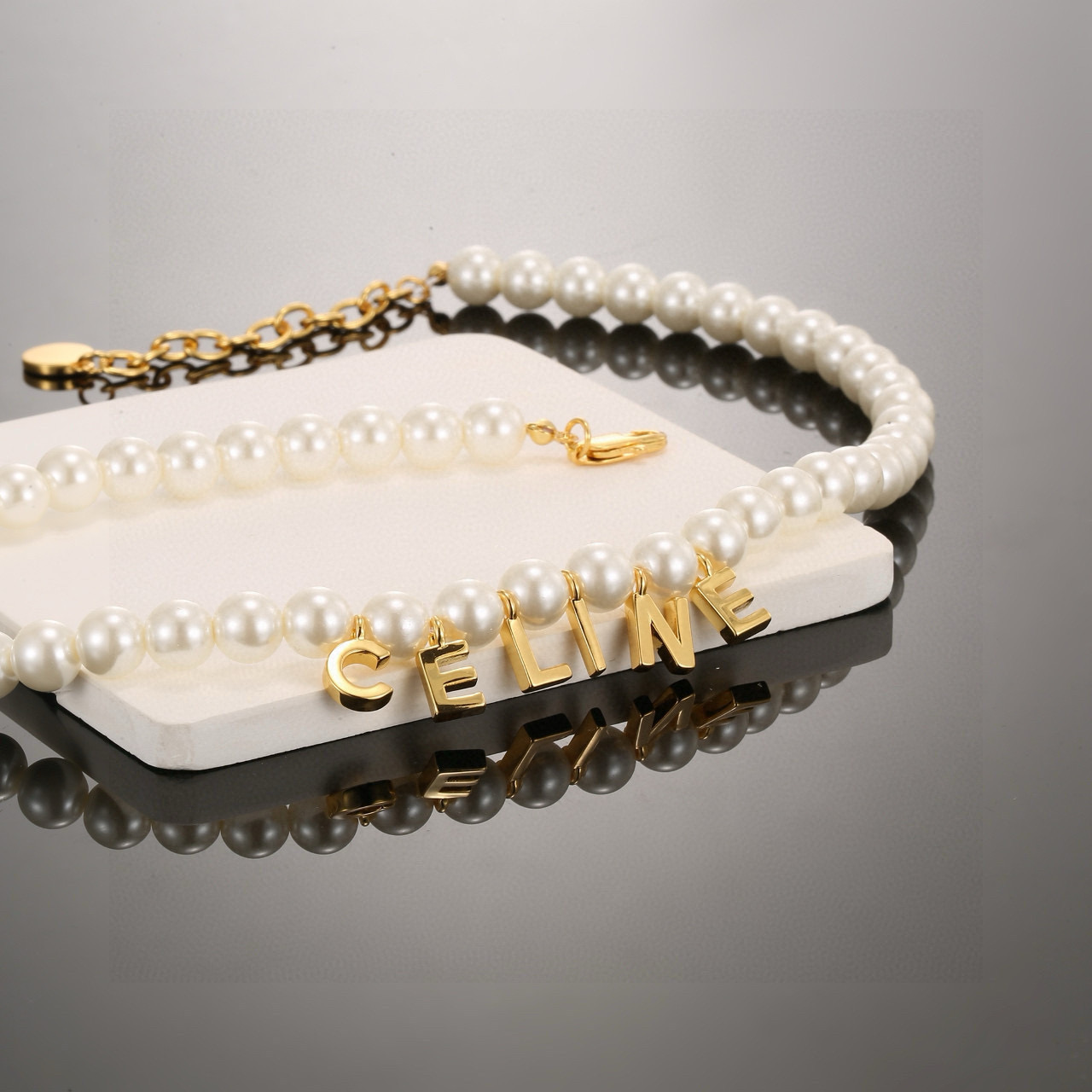 Collier ras de cou Celine Logo Letter Pearl Métal doré perle d'imitation blanche 40 cm avec chaîne d'extension de 5 cm
