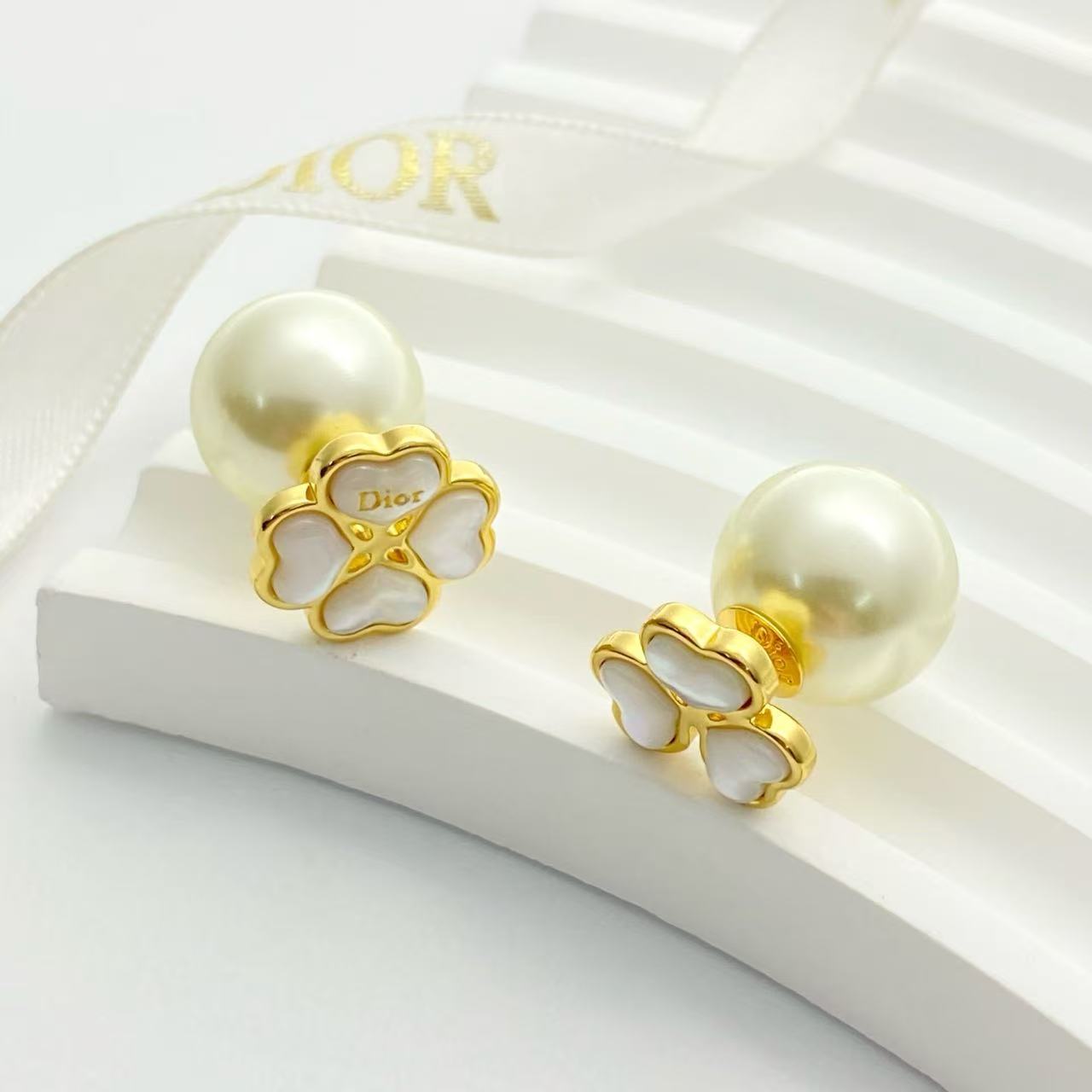 Dior DiorAB Clover Pearl Stud Earrings earrings gold-tone metal white mother-of-pearl cream white resin pearl 1 2cm diameter pearl 1cm clover front