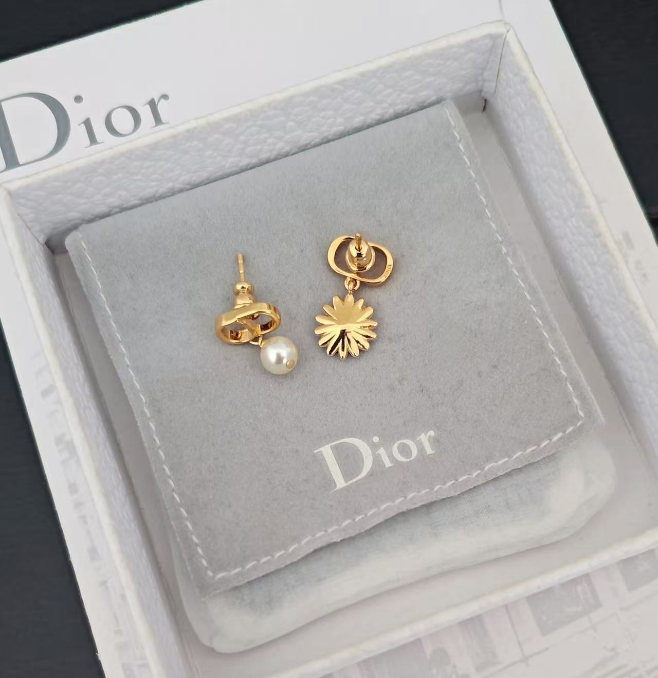 Dior CD Daisy Pearl Asymmetric Earrings earrings Gold-tone metal white resin pearl white-pink enamel daisy with yellow enamel center One Size drop length approx 1 5cm