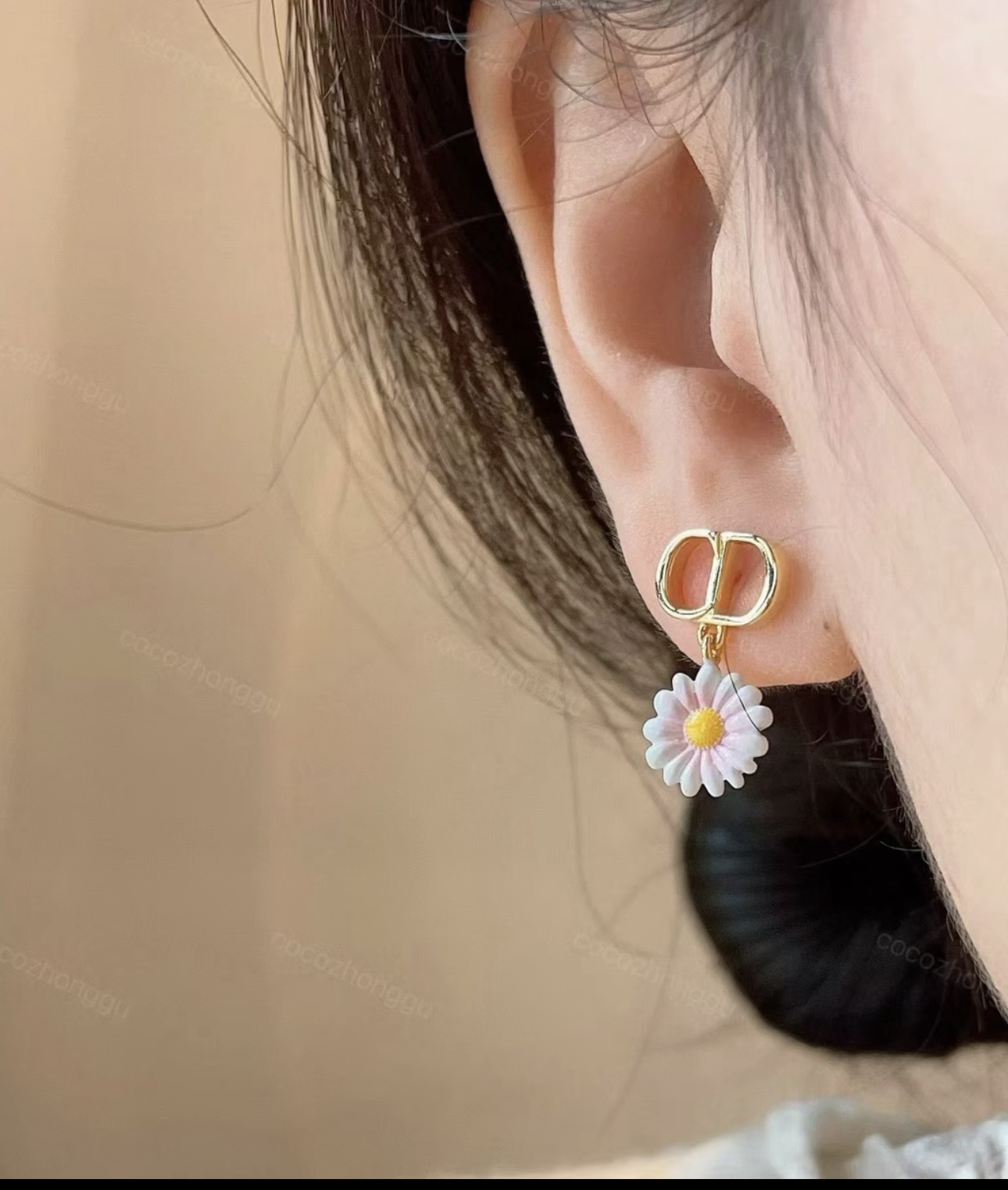 Dior CD Daisy Pearl Asymmetric Earrings earrings Gold-tone metal white resin pearl white-pink enamel daisy with yellow enamel center One Size drop length approx 1 5cm
