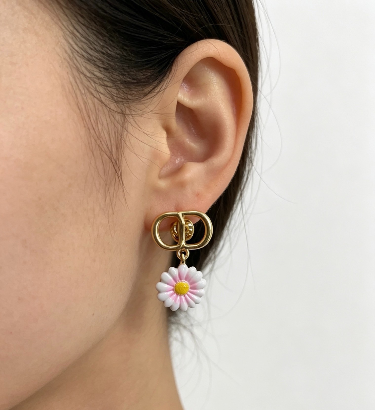 Dior CD Daisy Pearl Asymmetric Earrings earrings Gold-tone metal white resin pearl white-pink enamel daisy with yellow enamel center One Size drop length approx 1 5cm