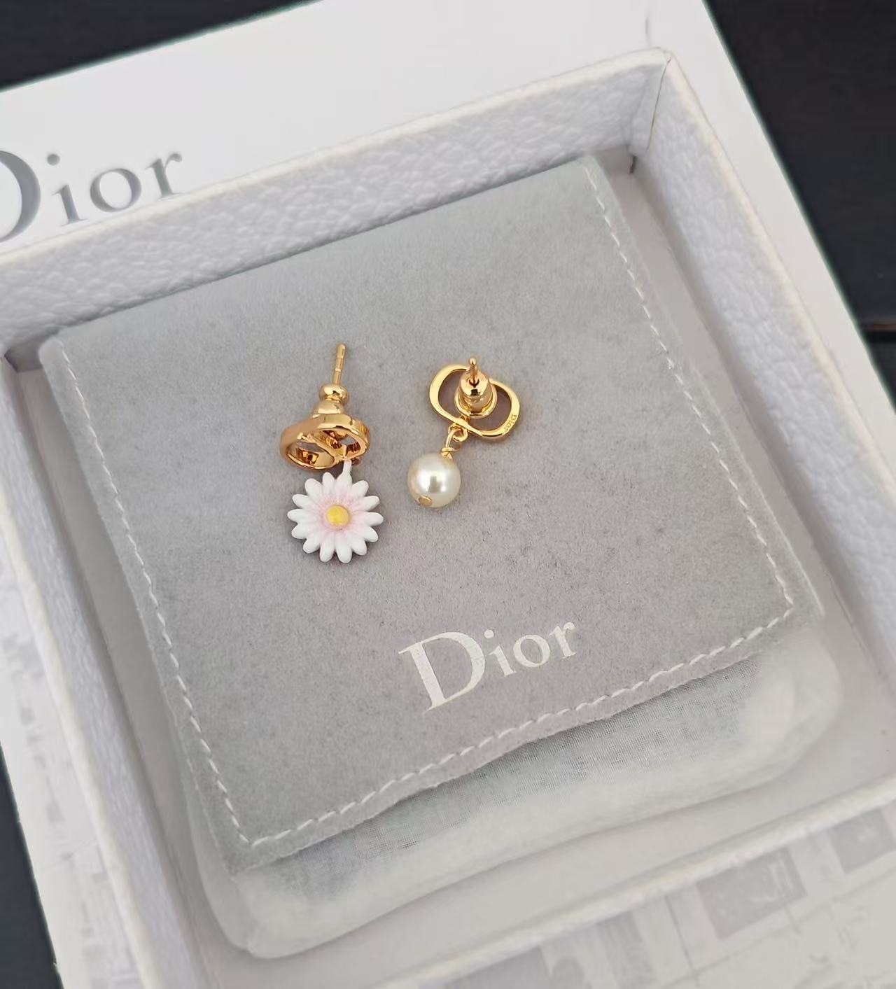Dior CD Daisy Pearl Asymmetric Earrings earrings Gold-tone metal white resin pearl white-pink enamel daisy with yellow enamel center One Size drop length approx 1 5cm