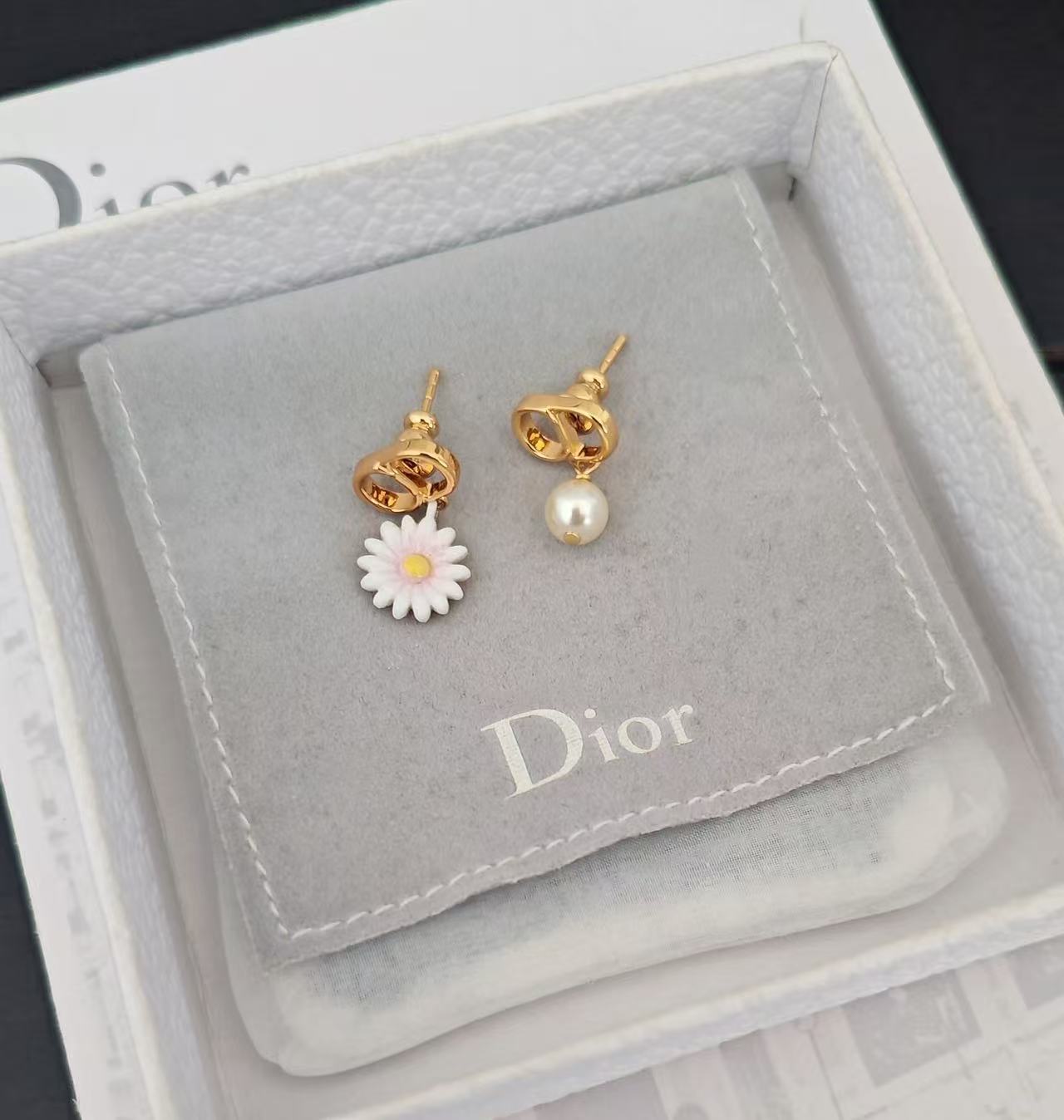 Dior CD Daisy Pearl Asymmetric Earrings earrings Gold-tone metal white resin pearl white-pink enamel daisy with yellow enamel center One Size drop length approx 1 5cm