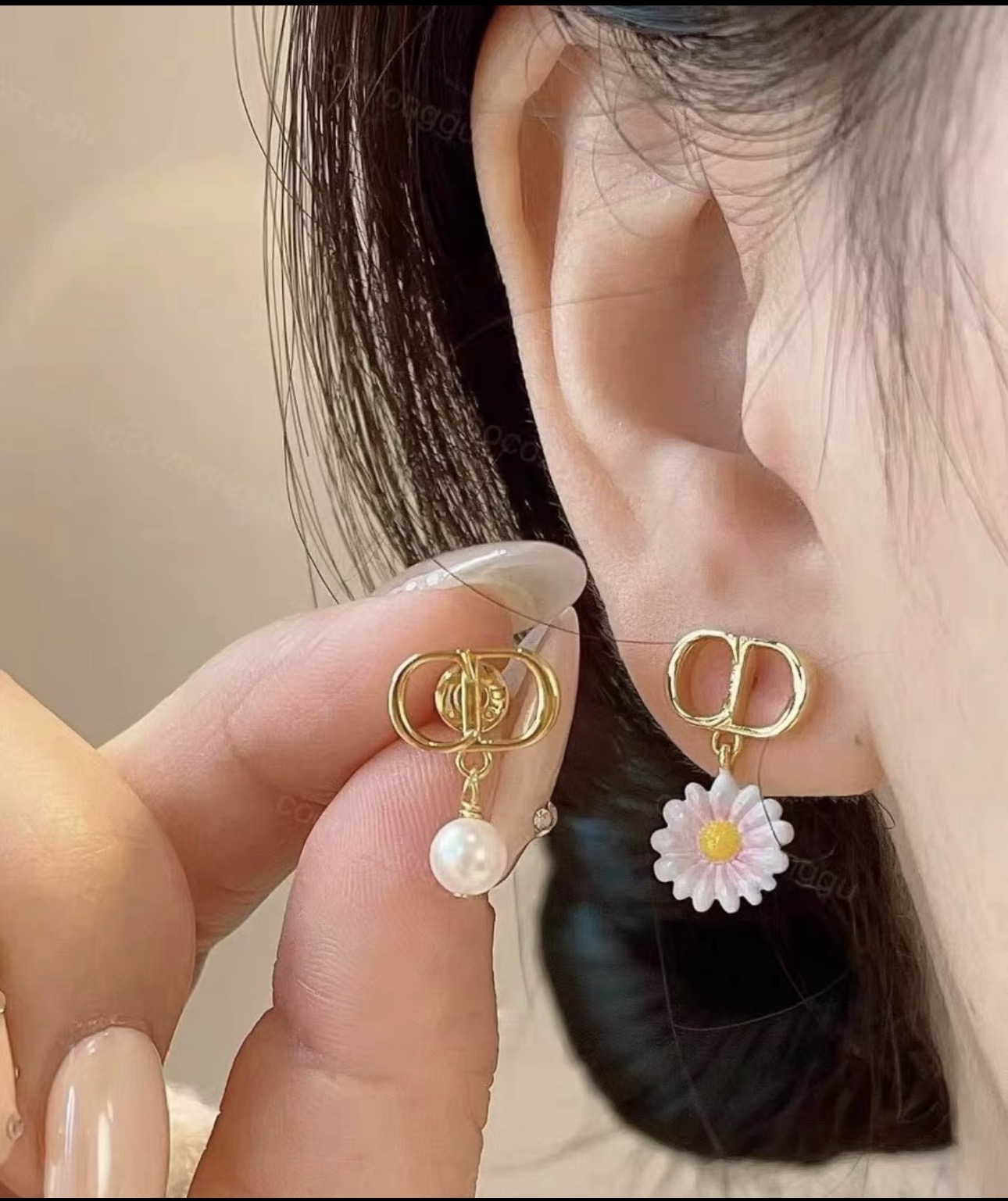 Dior CD Daisy Pearl Asymmetric Earrings earrings Gold-tone metal white resin pearl white-pink enamel daisy with yellow enamel center One Size drop length approx 1 5cm