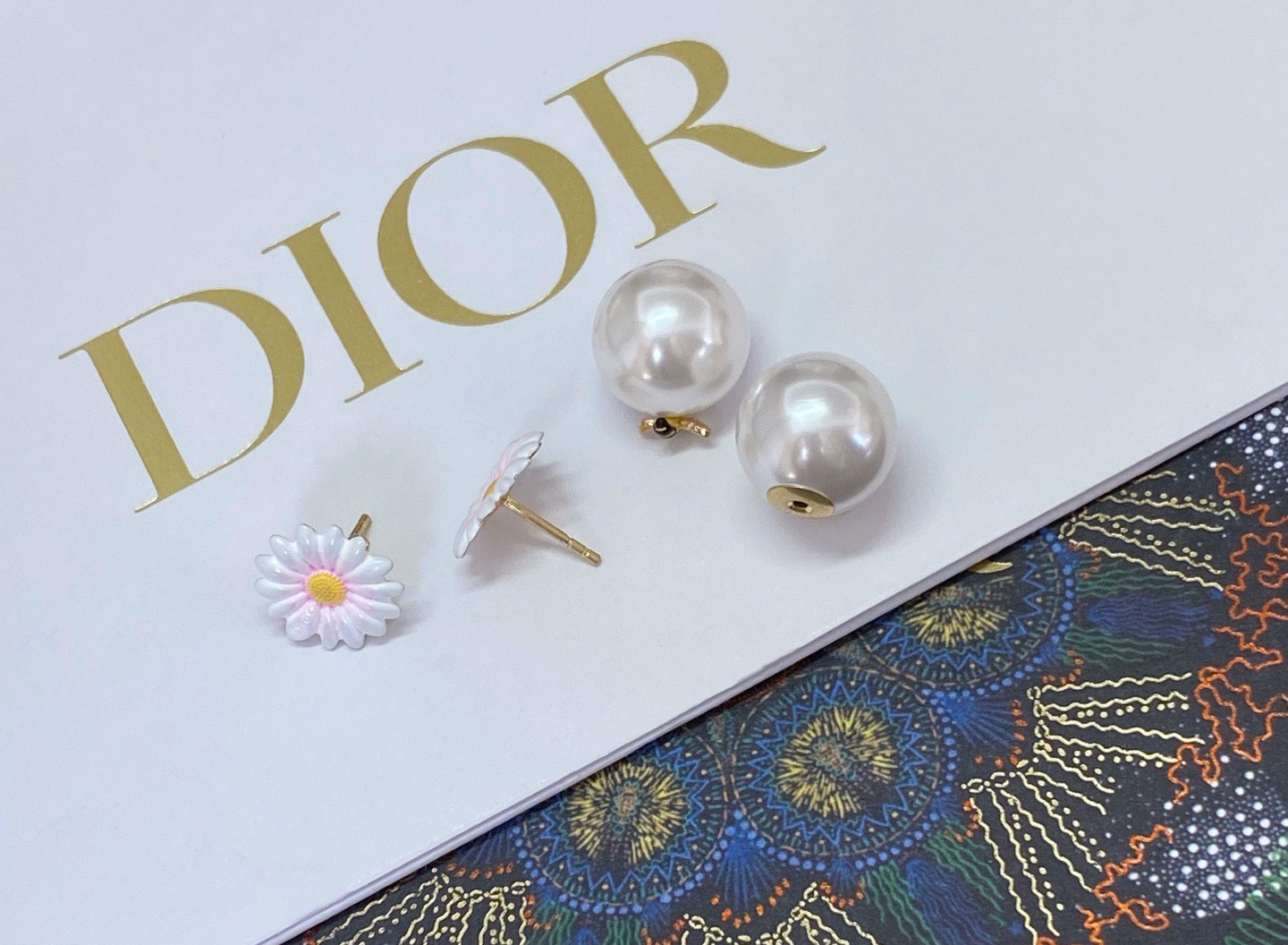 Dior Tribales Bee Daisy Pearl earrings gold-tone metal white resin pearl white daisy with yellow center black and gold enamel bee 1 2cm pearl diameter