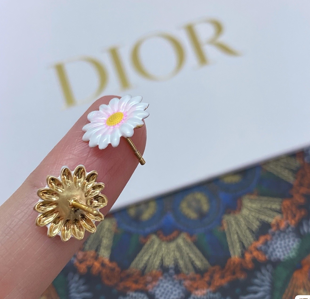 Dior Tribales Bee Daisy Pearl earrings gold-tone metal white resin pearl white daisy with yellow center black and gold enamel bee 1 2cm pearl diameter