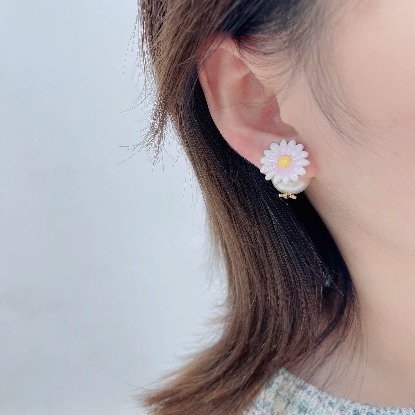 Dior Tribales Bee Daisy Pearl earrings gold-tone metal white resin pearl white daisy with yellow center black and gold enamel bee 1 2cm pearl diameter