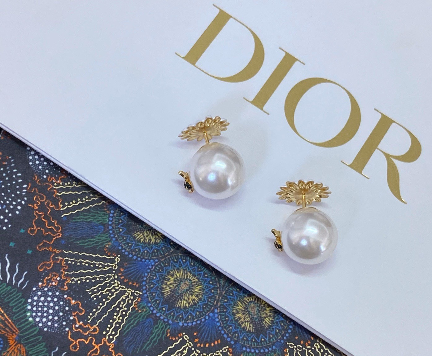 Dior Tribales Bee Daisy Pearl earrings gold-tone metal white resin pearl white daisy with yellow center black and gold enamel bee 1 2cm pearl diameter