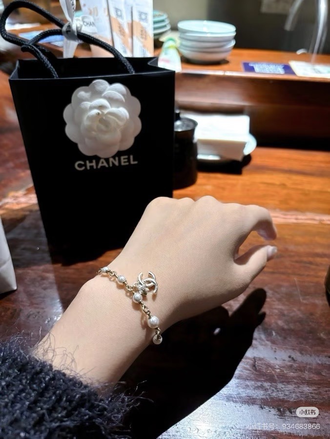 Chanel CC Logo Pearl Flower Charm bracelet Light gold metal white faux pearl clear crystal 18cm
