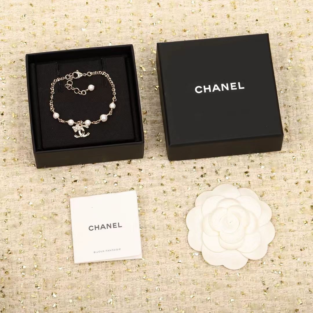 Chanel CC Logo Pearl Flower Charm bracelet Light gold metal white faux pearl clear crystal 18cm