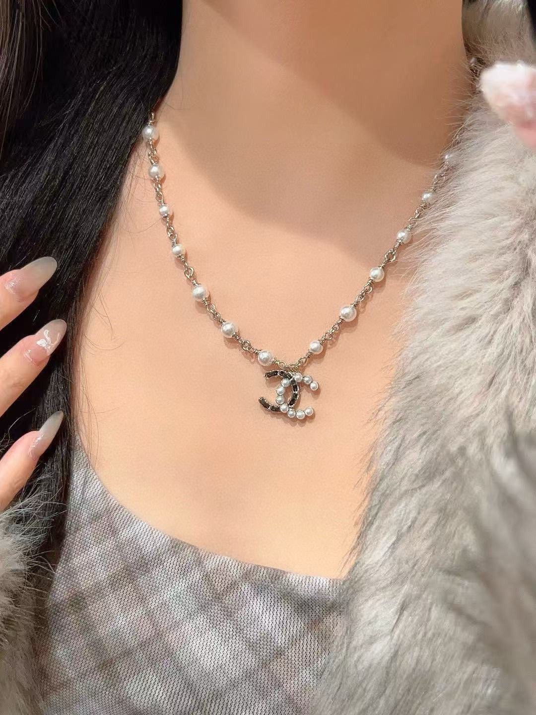 Chanel CC Pearl Chain Choker necklace Light gold-tone metal with white faux pearls 40cm with 5cm extender