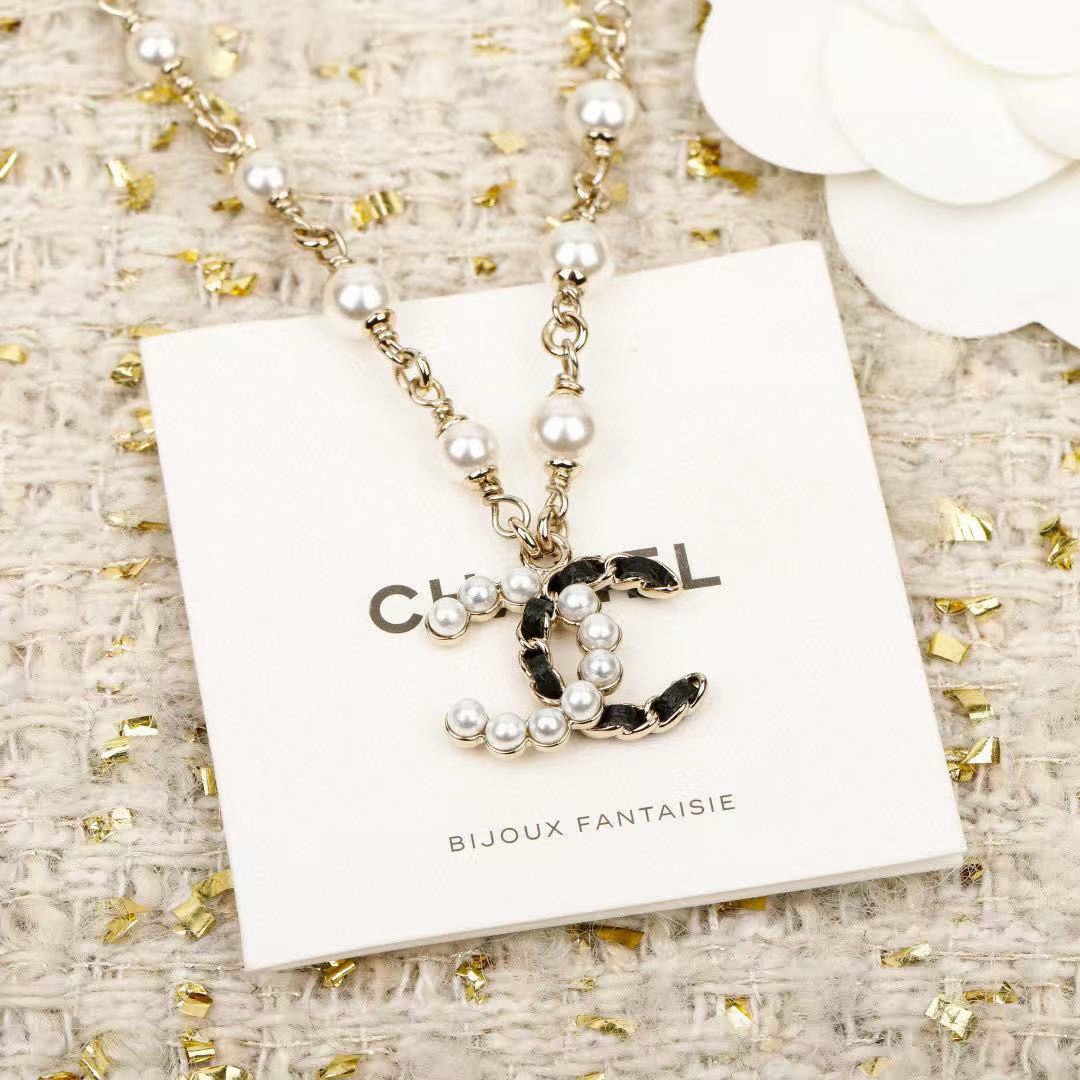 Chanel CC Pearl Chain Choker necklace Light gold-tone metal with white faux pearls 40cm with 5cm extender