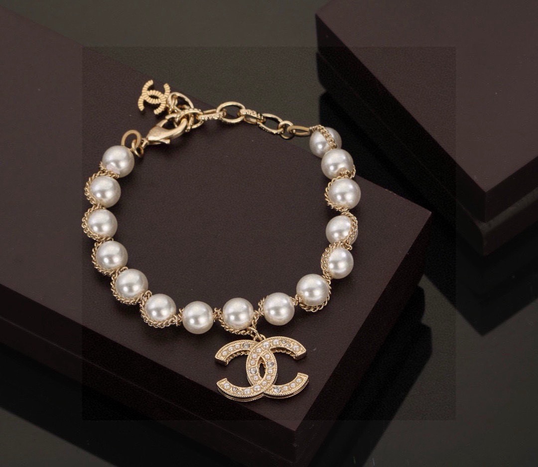 Chanel CC Pearl Charm necklace gold-tone metal white faux pearl clear crystal 42cm