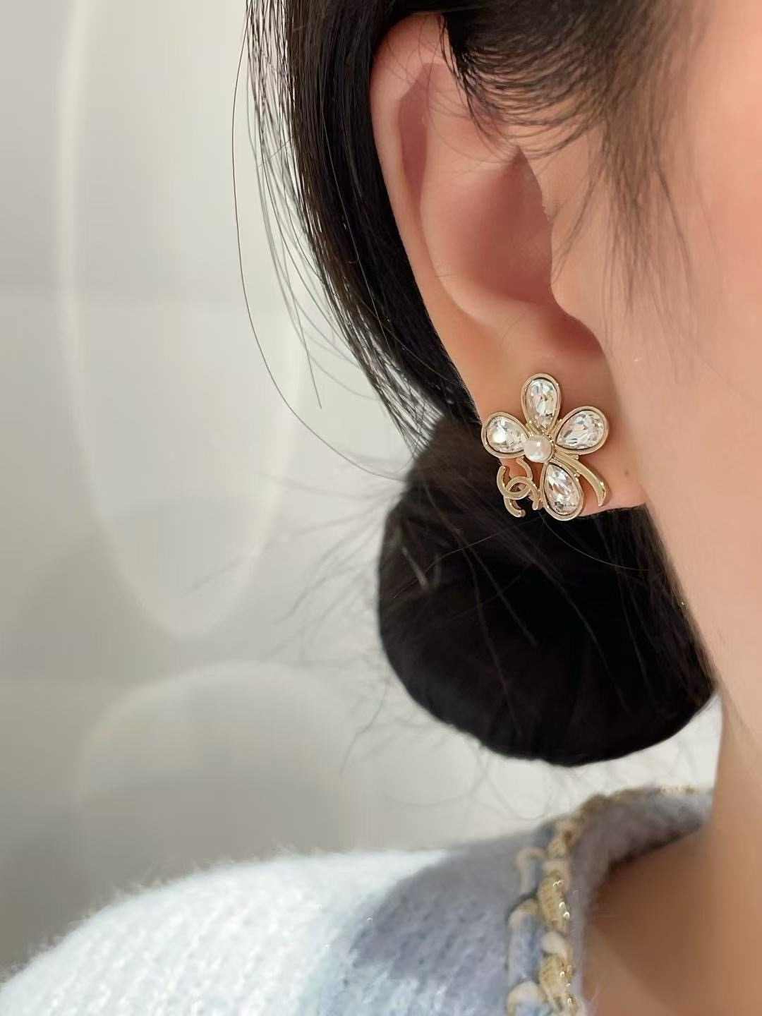 Chanel CC Clover Crystal Pearl Stud Earrings earrings Light gold-tone metal clear faceted crystals white pearl One Size approx 2cm diameter