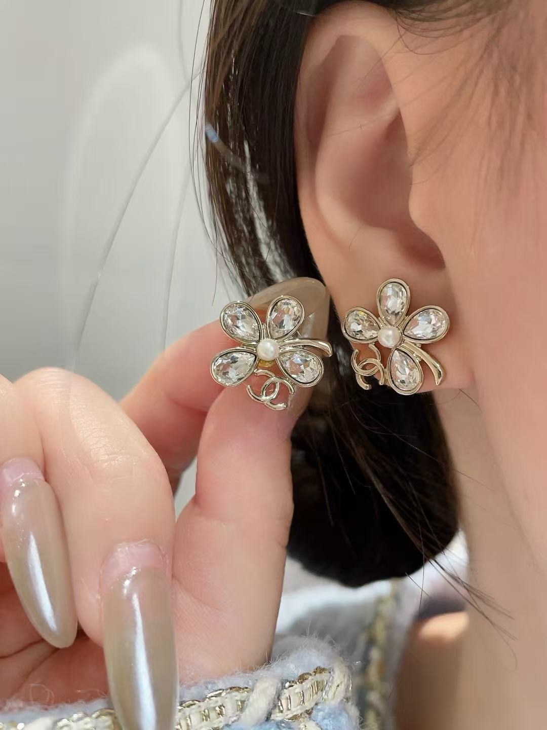 Chanel CC Clover Crystal Pearl Stud Earrings earrings Light gold-tone metal clear faceted crystals white pearl One Size approx 2cm diameter