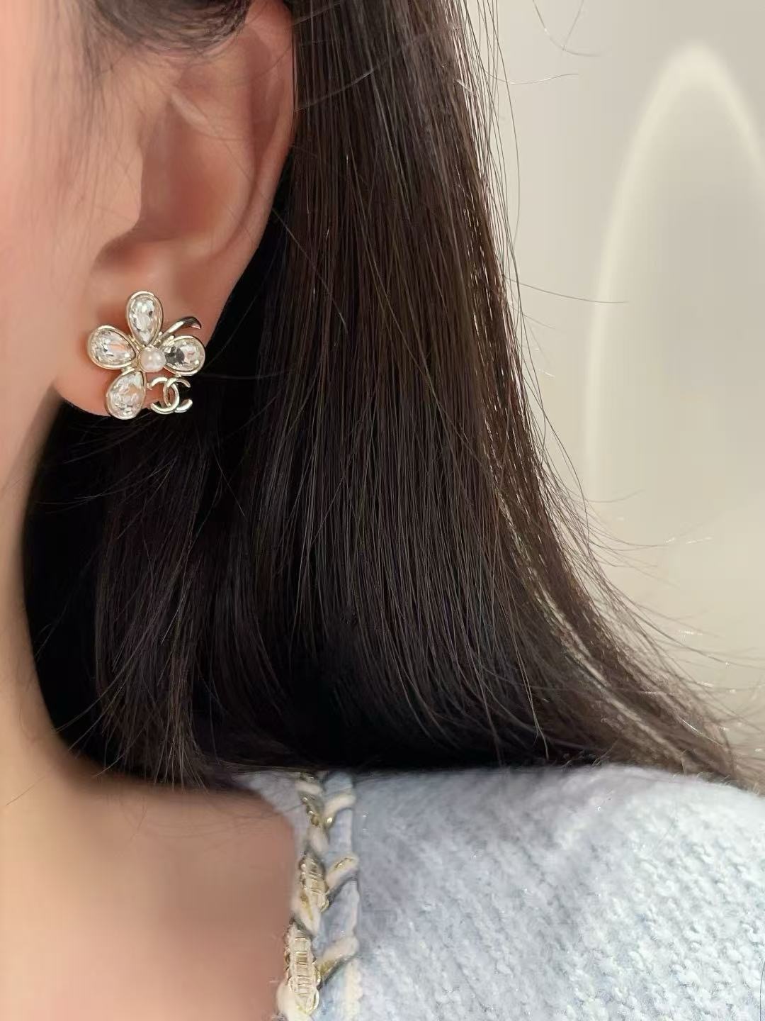 Chanel CC Clover Crystal Pearl Stud Earrings earrings Light gold-tone metal clear faceted crystals white pearl One Size approx 2cm diameter