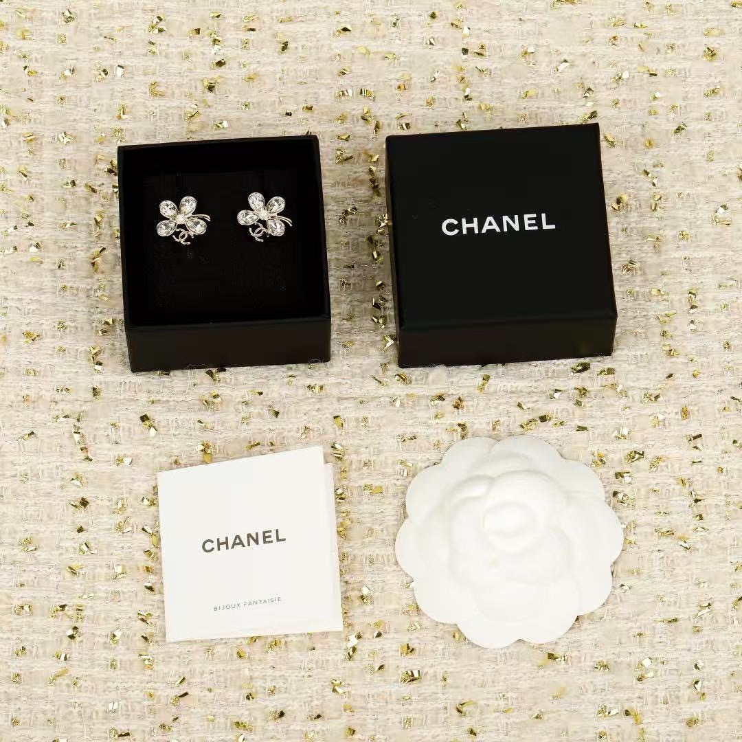 Chanel CC Clover Crystal Pearl Stud Earrings earrings Light gold-tone metal clear faceted crystals white pearl One Size approx 2cm diameter