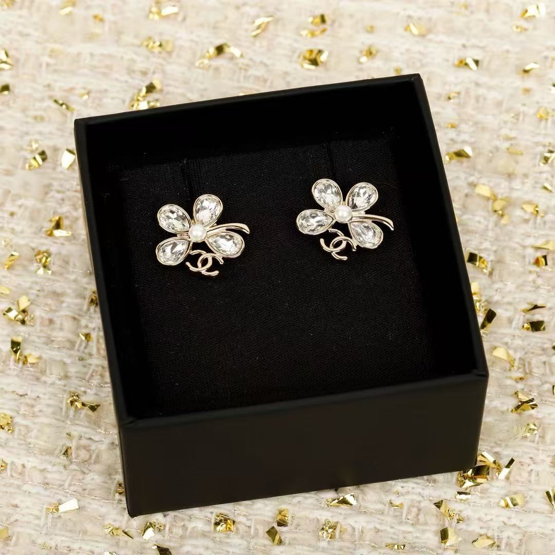 Chanel CC Clover Crystal Pearl Stud Earrings earrings Light gold-tone metal clear faceted crystals white pearl One Size approx 2cm diameter