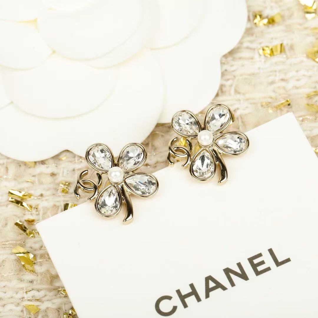 Chanel CC Clover Crystal Pearl Stud Earrings earrings Light gold-tone metal clear faceted crystals white pearl One Size approx 2cm diameter