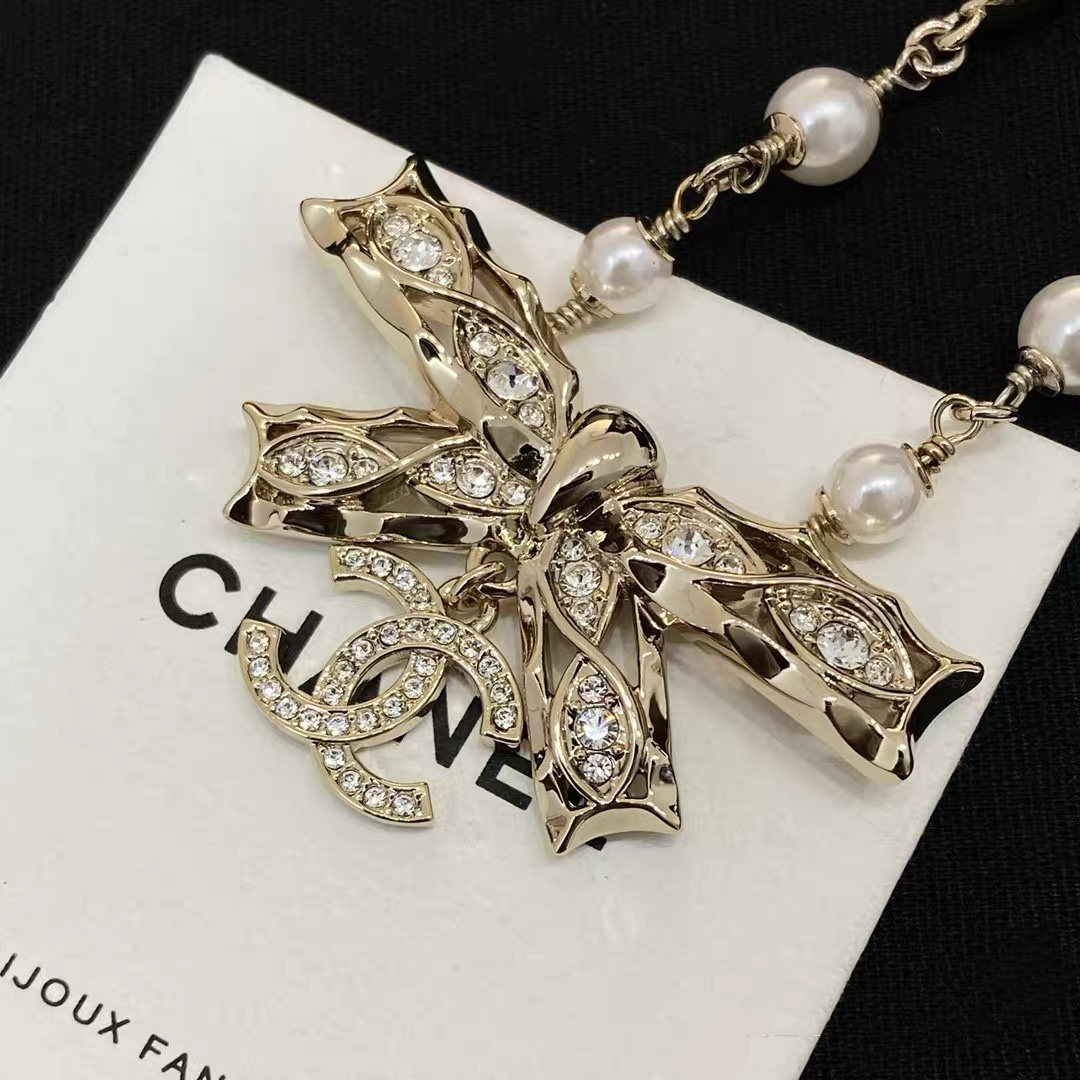 Chanel Crystal Bow CC Pearl Necklace necklace Light gold tone metal white faux pearls clear crystals 42cm with 5cm extender
