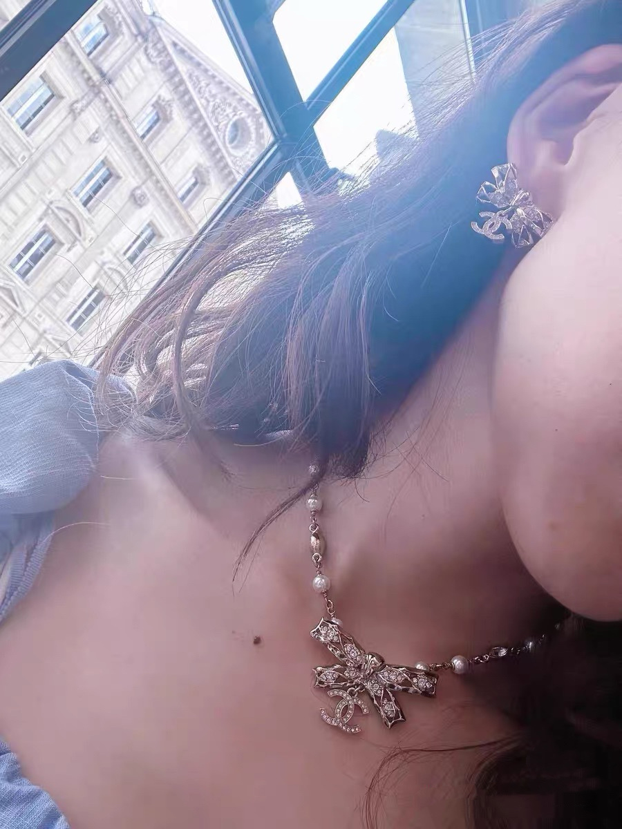 Chanel Crystal Bow CC Pearl Necklace necklace Light gold tone metal white faux pearls clear crystals 42cm with 5cm extender